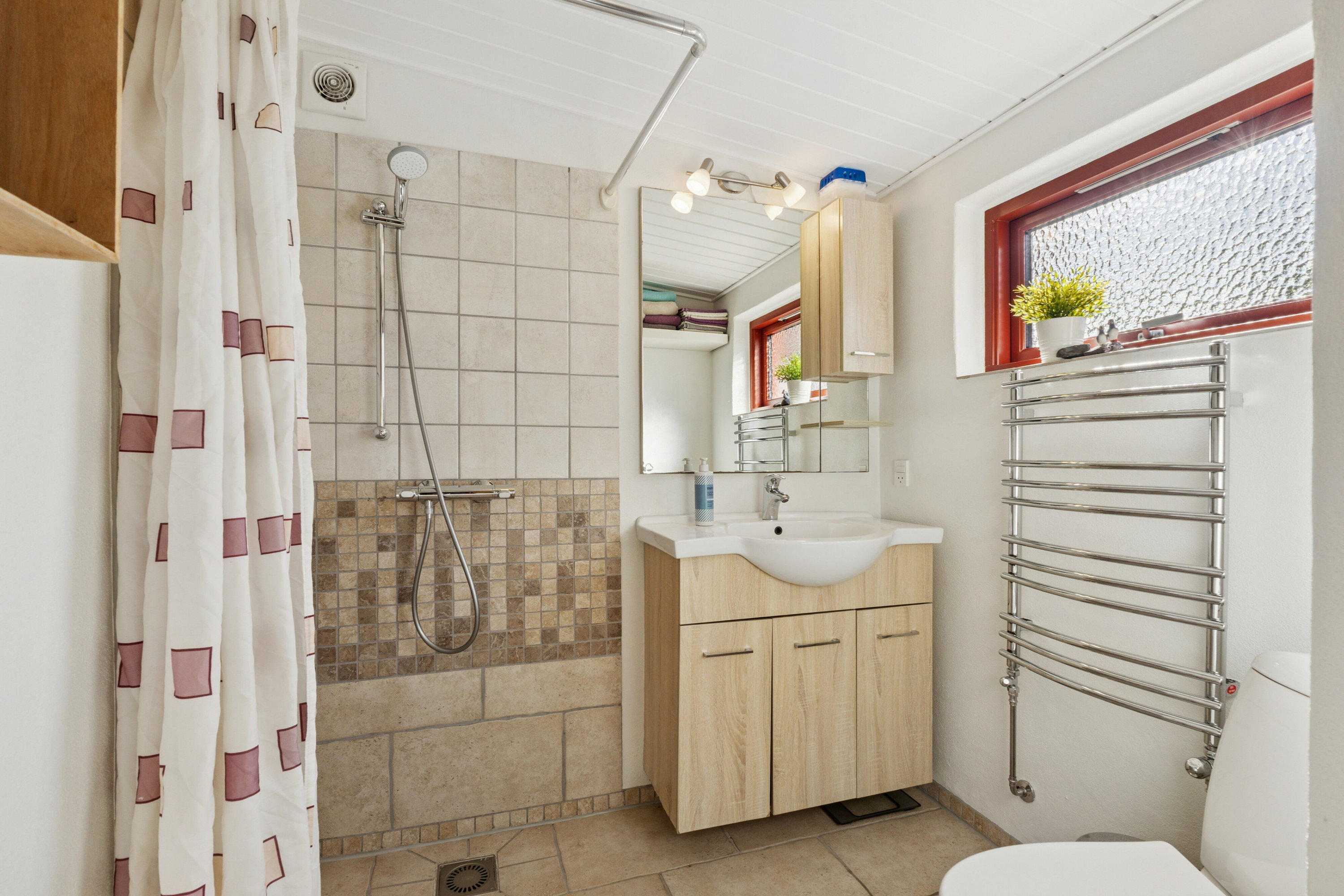 Fremhævet badeværelse billede i fuldskærmstilstand. Billede af Søndervej 36, Brobyværk, 5672 Broby