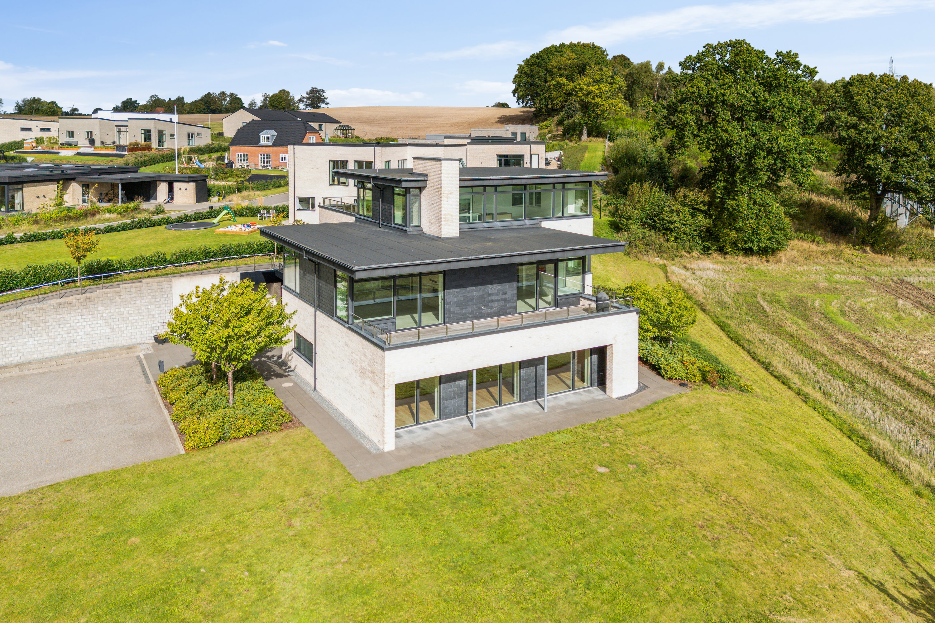 Fremhævet ejendom 1 billede i fuldskærmstilstand. Billede af Holmebakken 48, 8382 Hinnerup