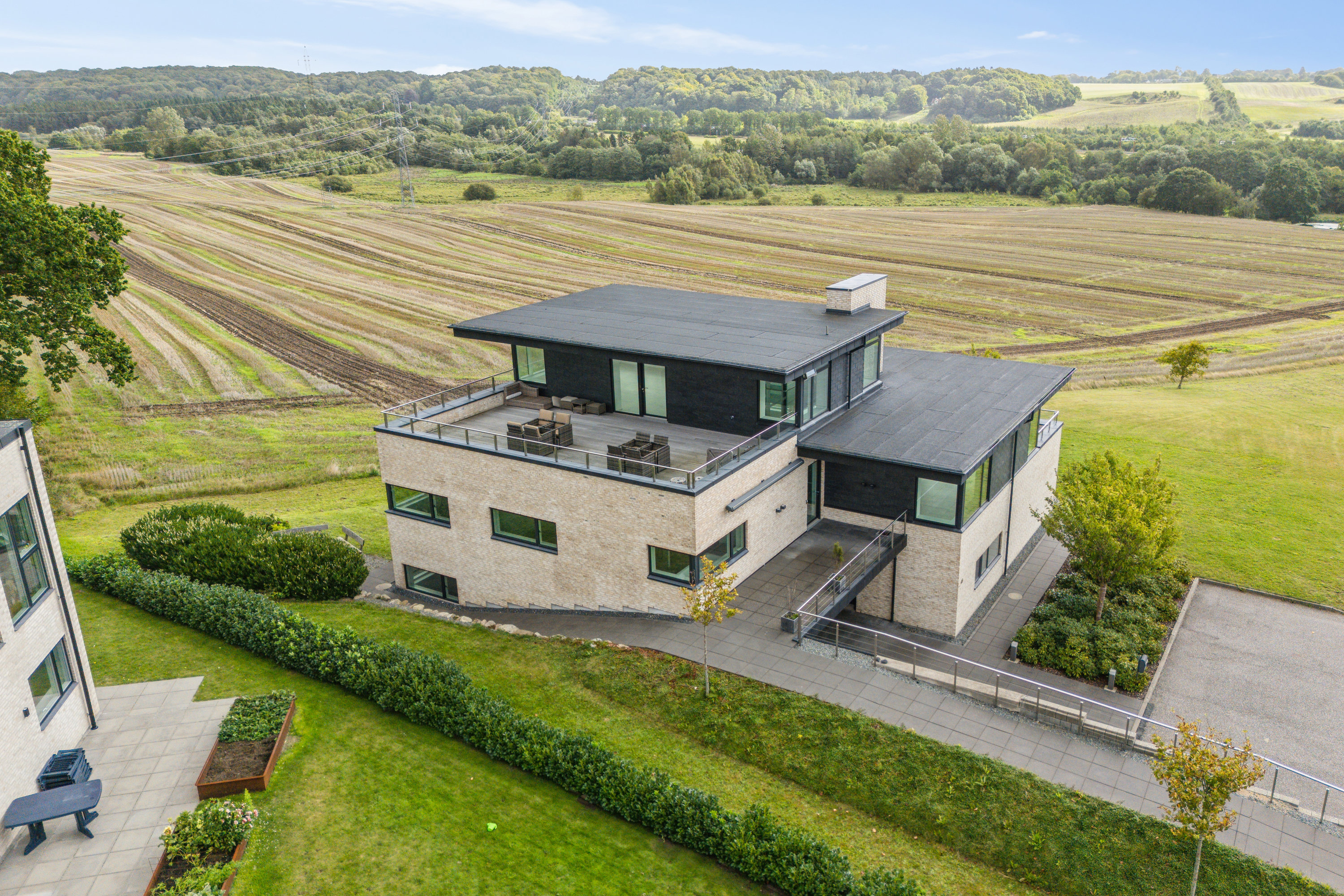 Miniaturebillede 2: luftfoto. Billede af Holmebakken 48, 8382 Hinnerup