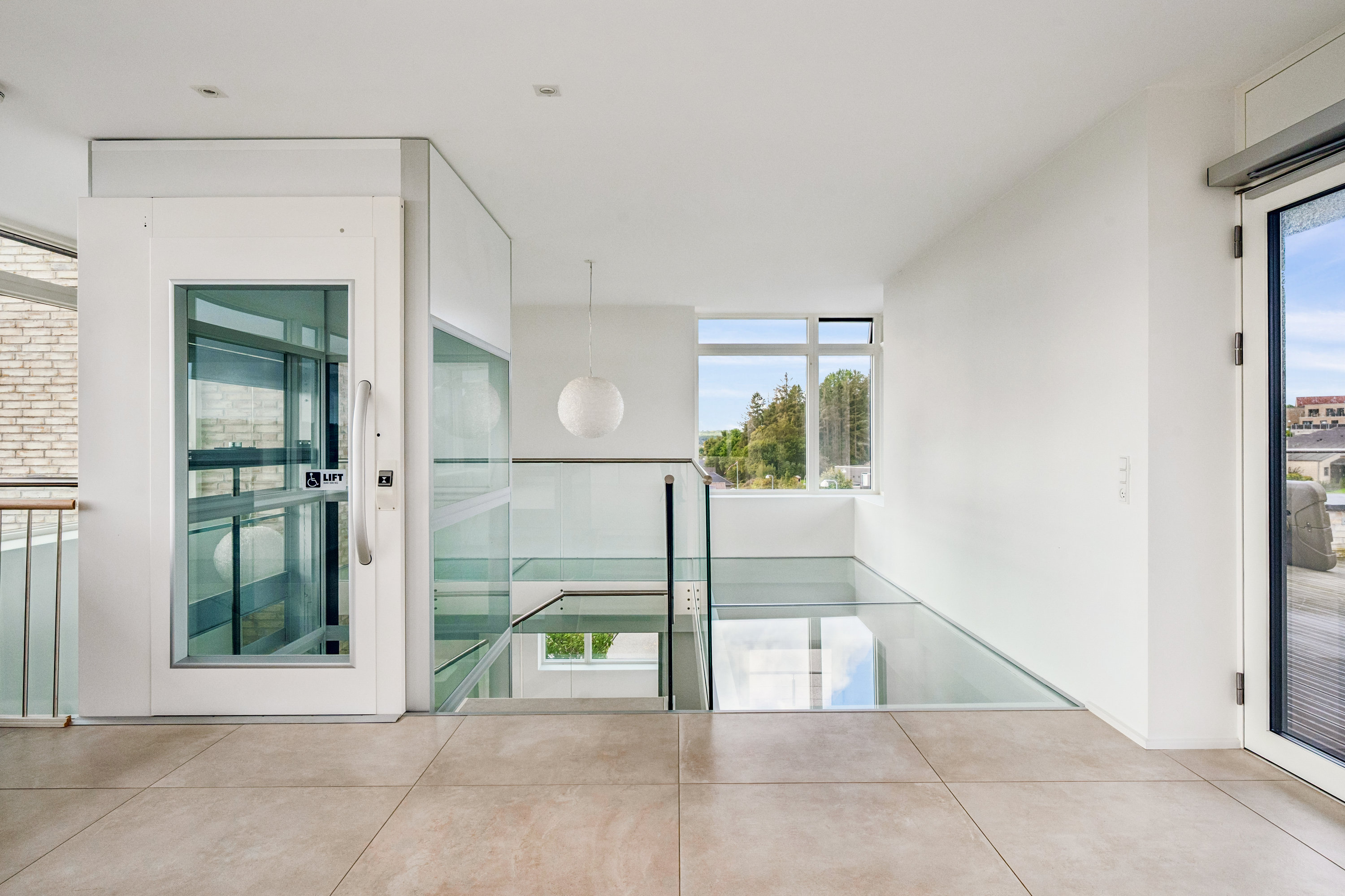 Fremhævet stue billede i fuldskærmstilstand. Billede af Holmebakken 48, 8382 Hinnerup