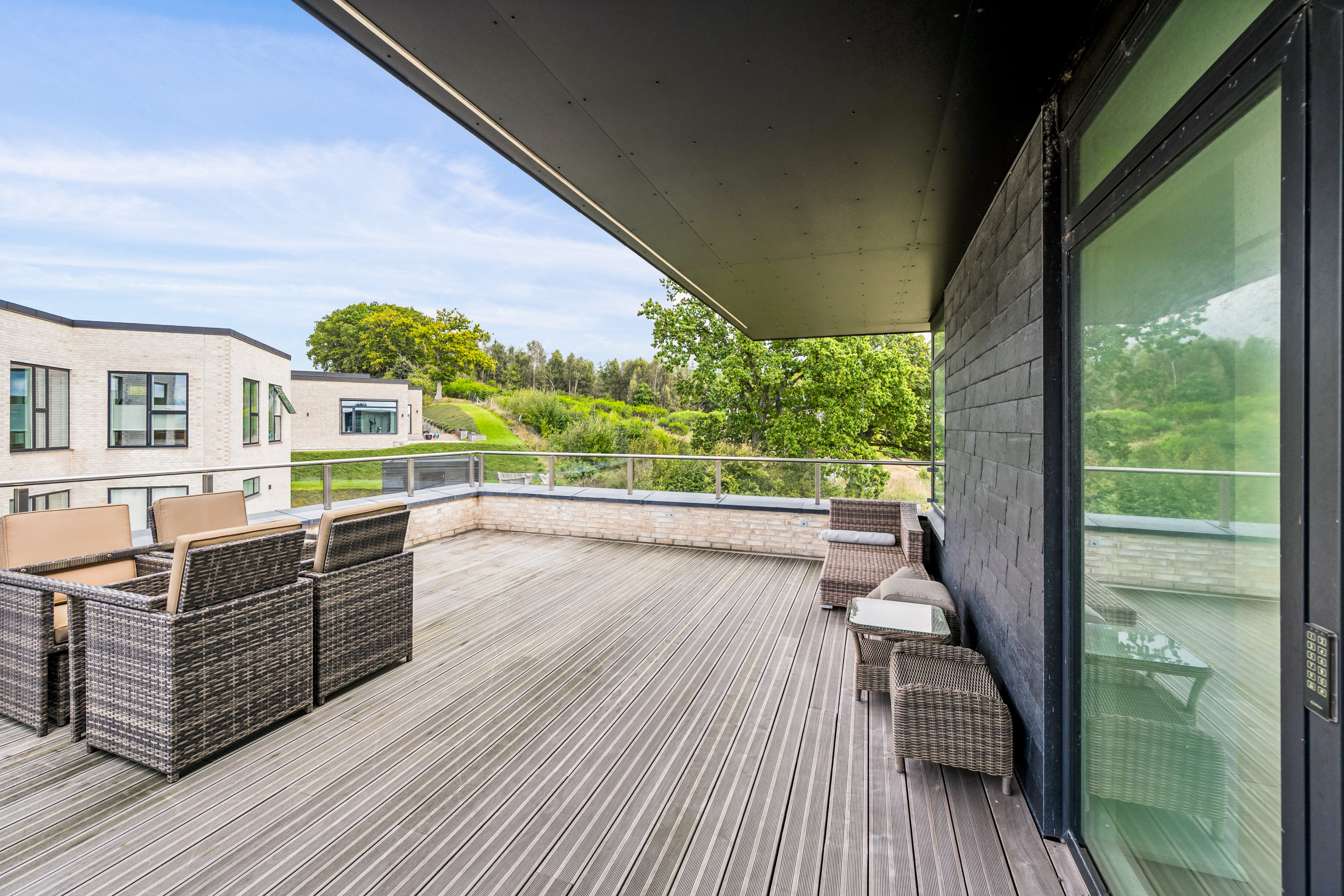 Fremhævet altan billede i fuldskærmstilstand. Billede af Holmebakken 48, 8382 Hinnerup