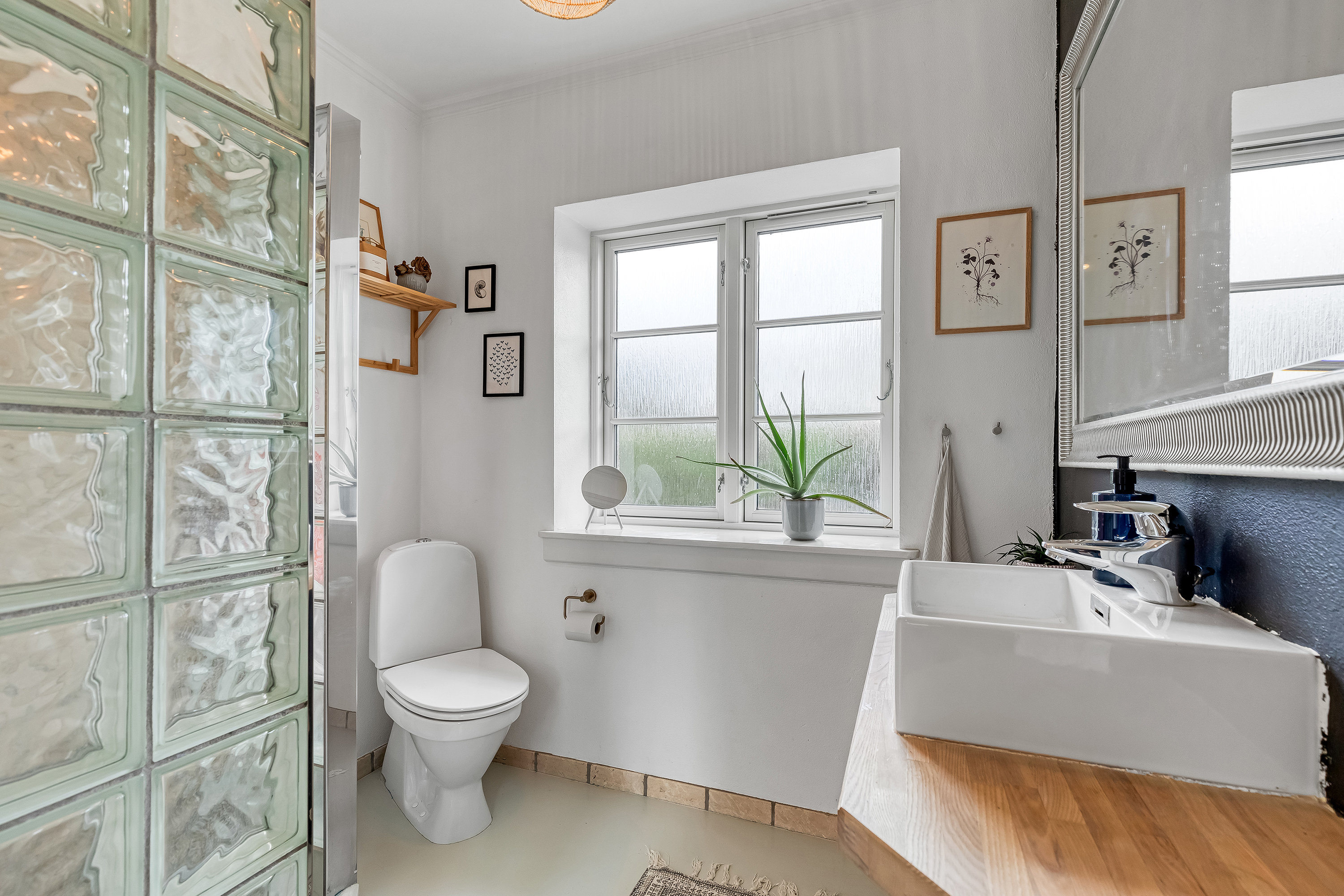 Fremhævet badeværelse billede i fuldskærmstilstand. Billede af Nellerupgårds Alle 3, 3250 Gilleleje