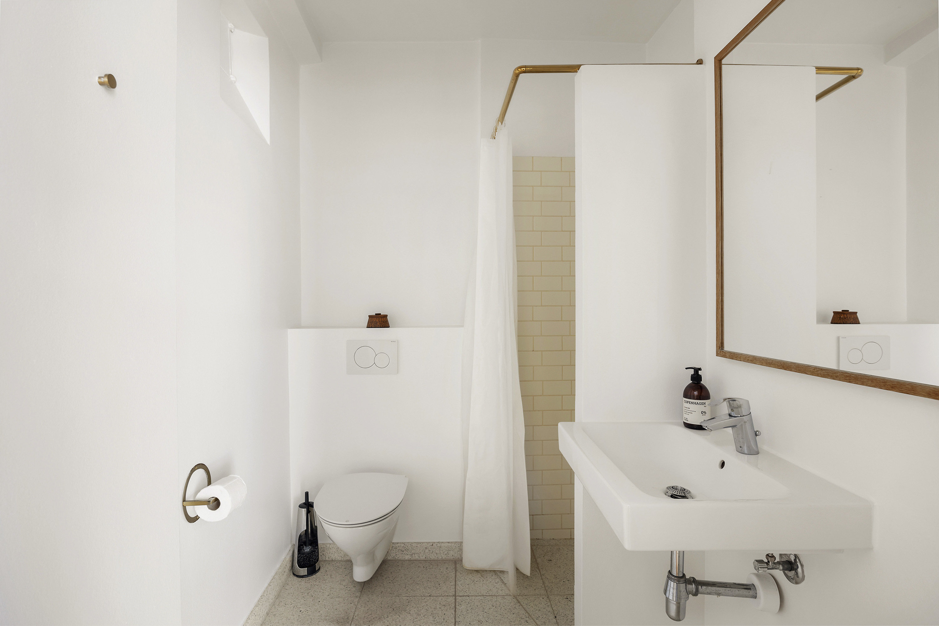 Fremhævet badeværelse billede i fuldskærmstilstand. Billede af Nørregade 36A, 2. th., 1165 København K