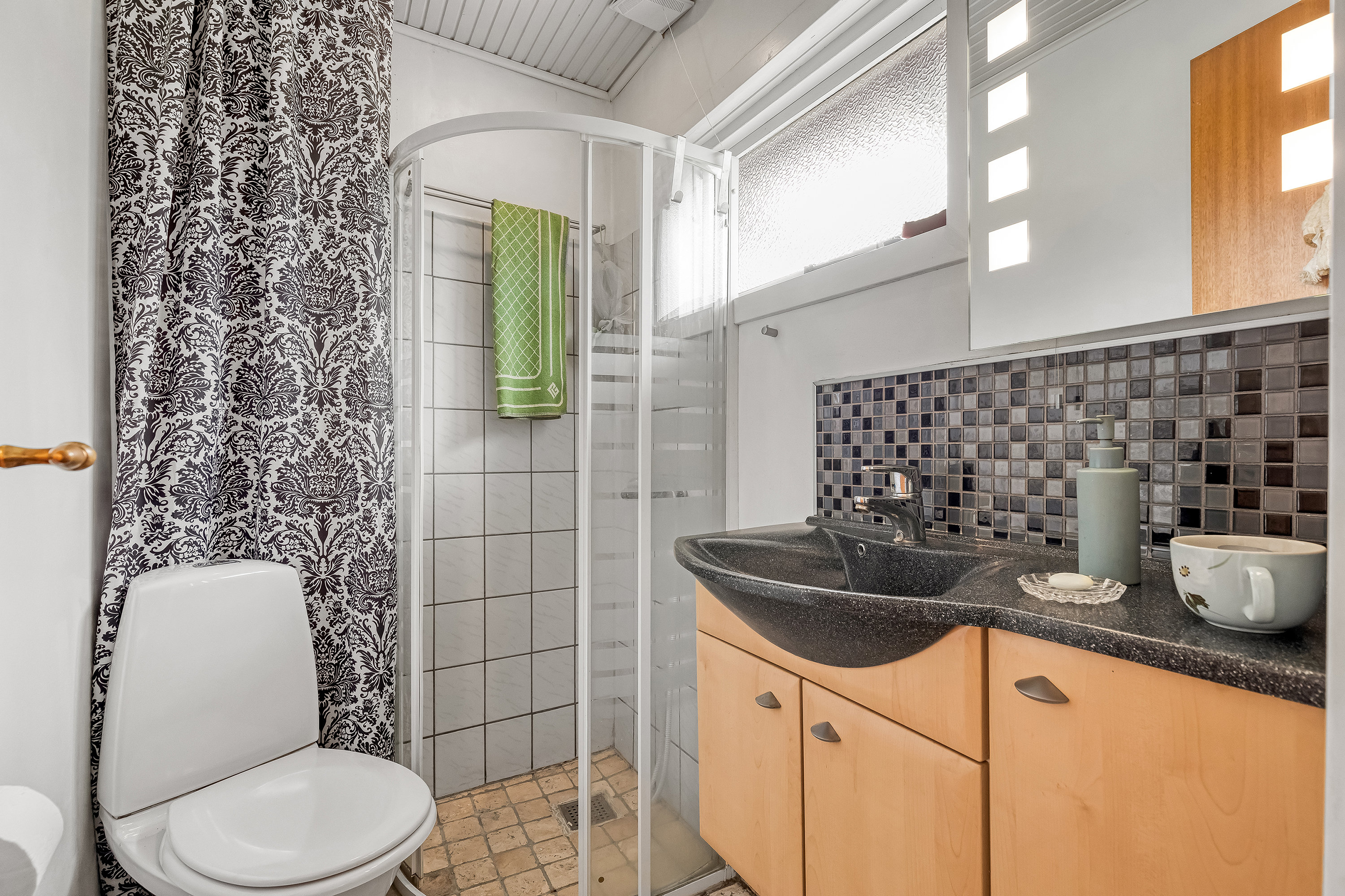 Fremhævet badeværelse billede i fuldskærmstilstand. Billede af Dams-Åsen 5, Rågeleje, 3210 Vejby