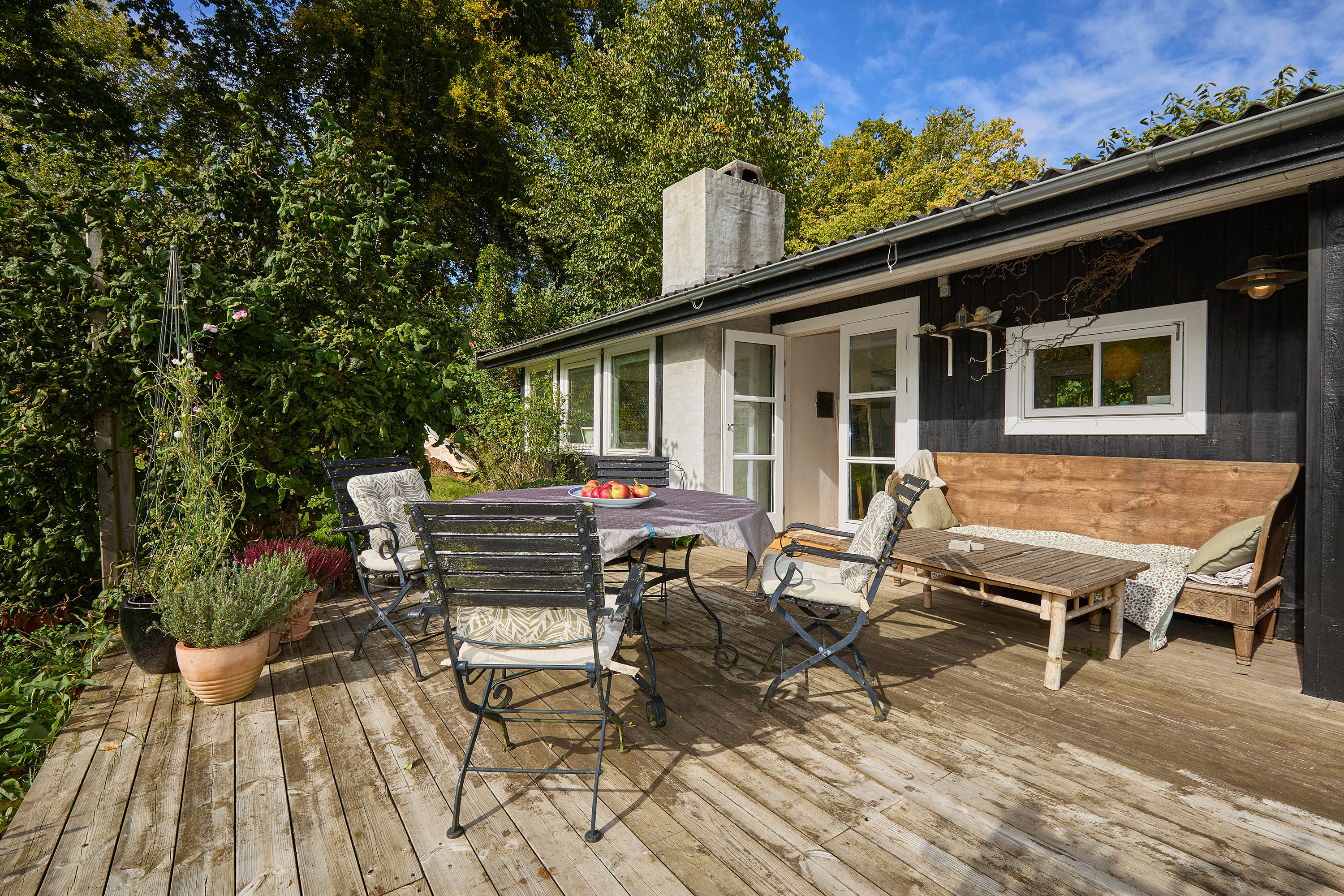 Miniaturebillede 1: terrasse. Billede af Åkirkesvej 2, 3220 Tisvildeleje