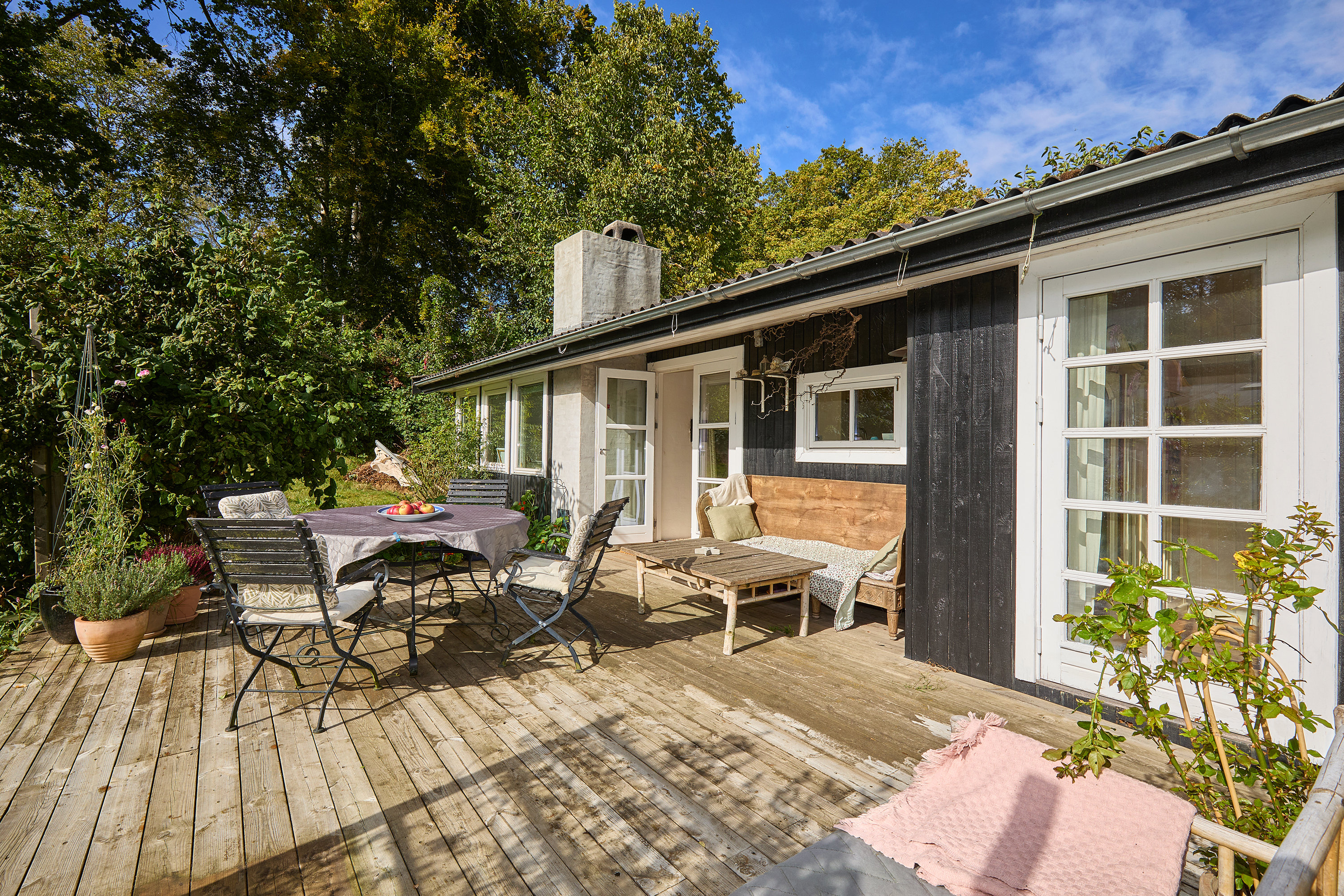 Fremhævet terrasse billede i fuldskærmstilstand. Billede af Åkirkesvej 2, 3220 Tisvildeleje