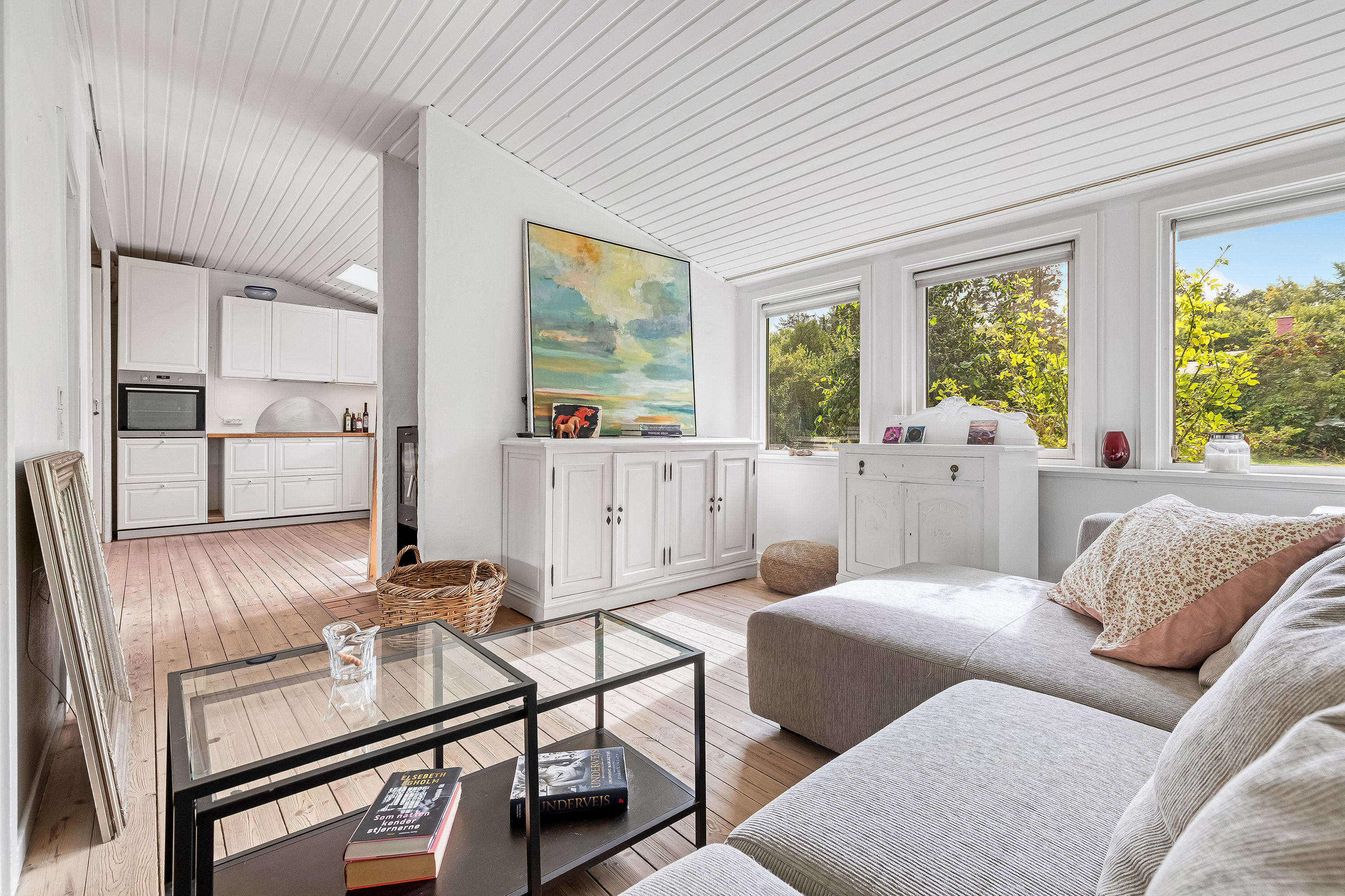 Fremhævet stue billede i fuldskærmstilstand. Billede af Åkirkesvej 2, 3220 Tisvildeleje