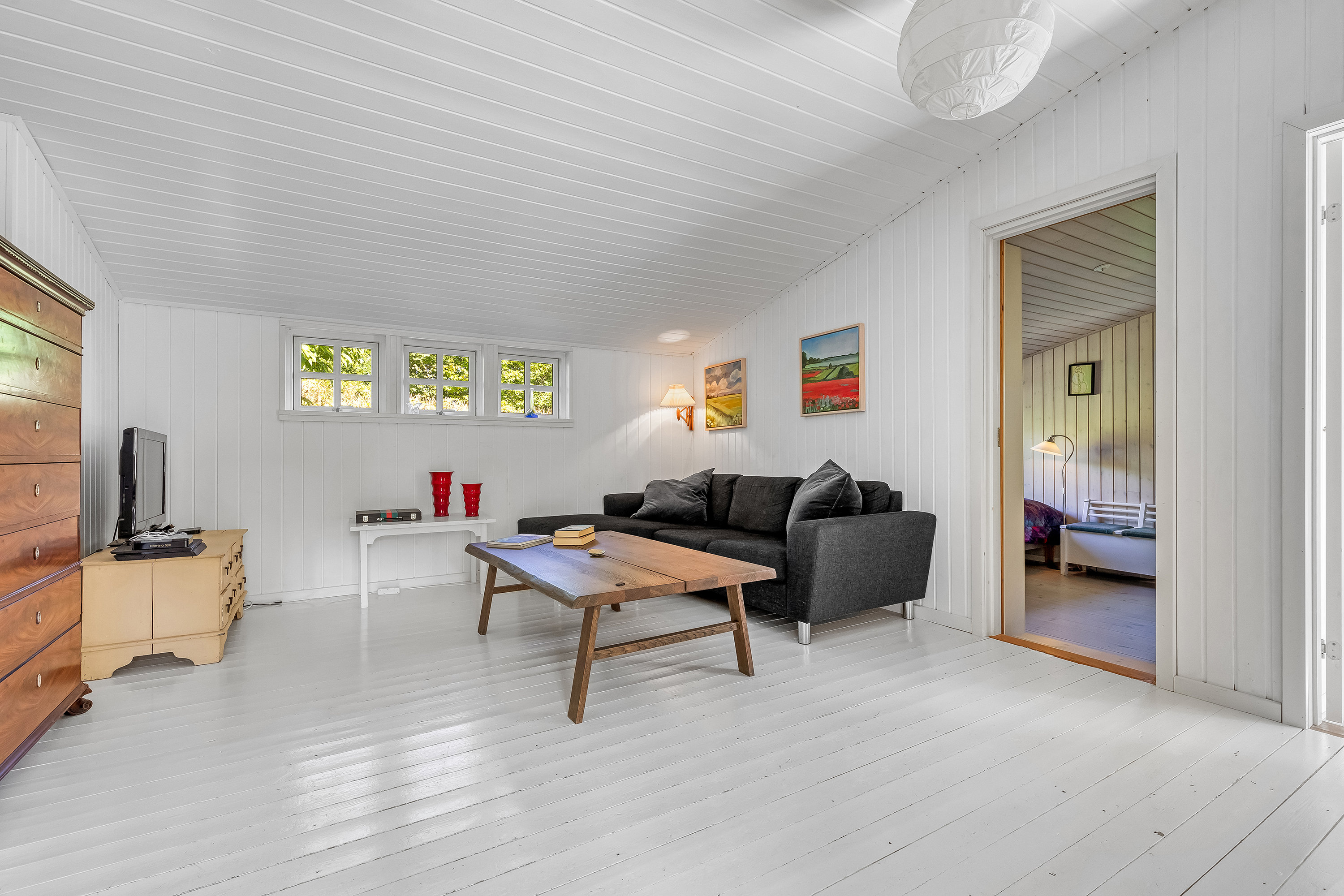 Fremhævet stue billede i fuldskærmstilstand. Billede af Åkirkesvej 2, 3220 Tisvildeleje