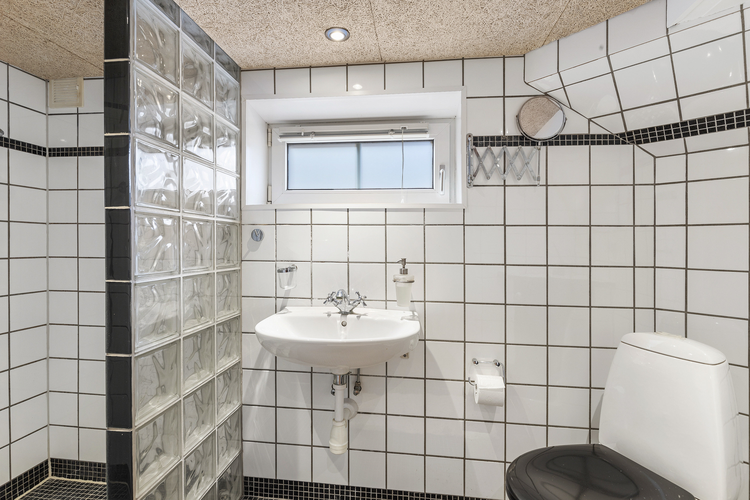 Fremhævet badeværelse billede i fuldskærmstilstand. Billede af Enghavevej 9, 9760 Vrå