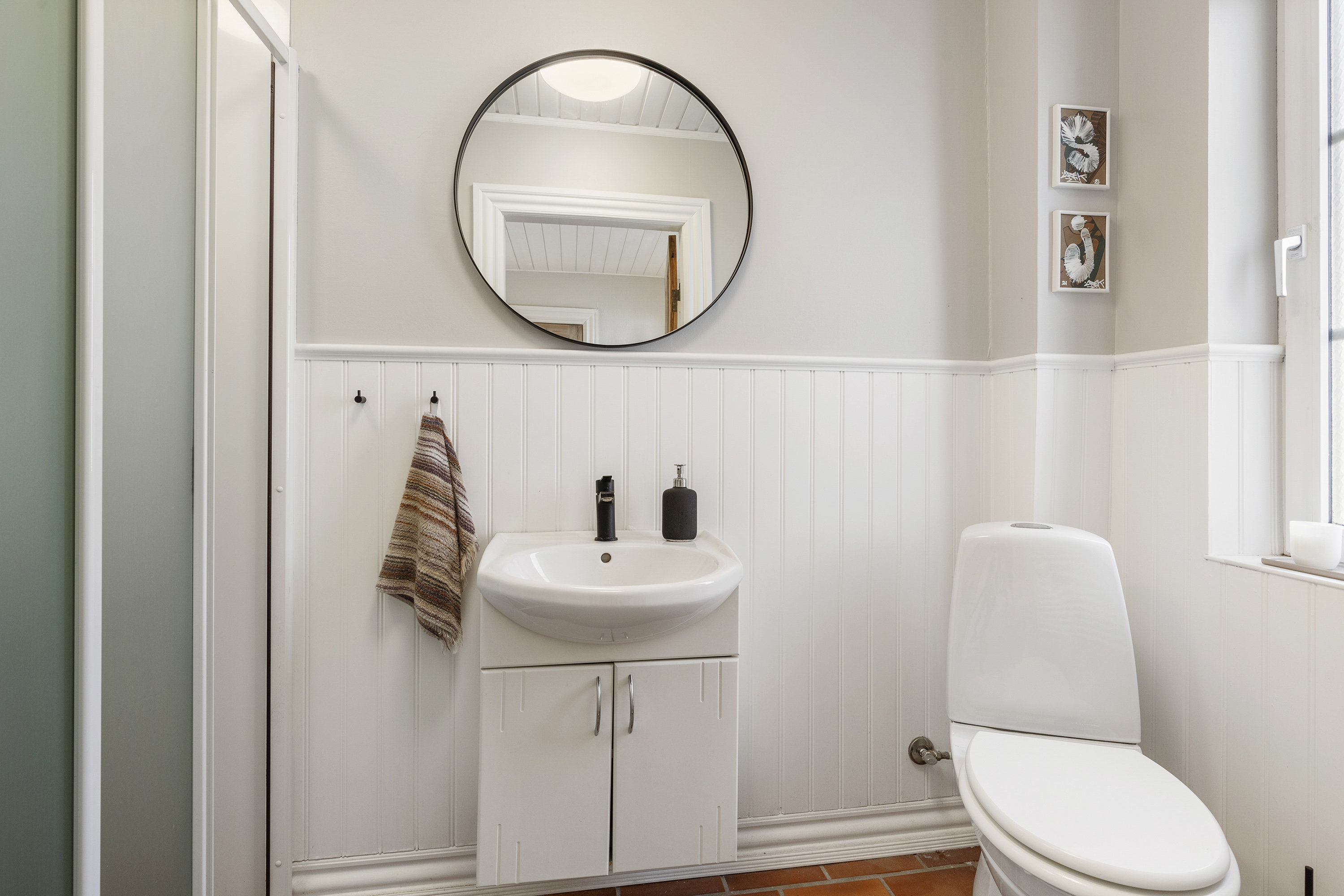 Fremhævet badeværelse billede i fuldskærmstilstand. Billede af Enghavevej 9, 9760 Vrå