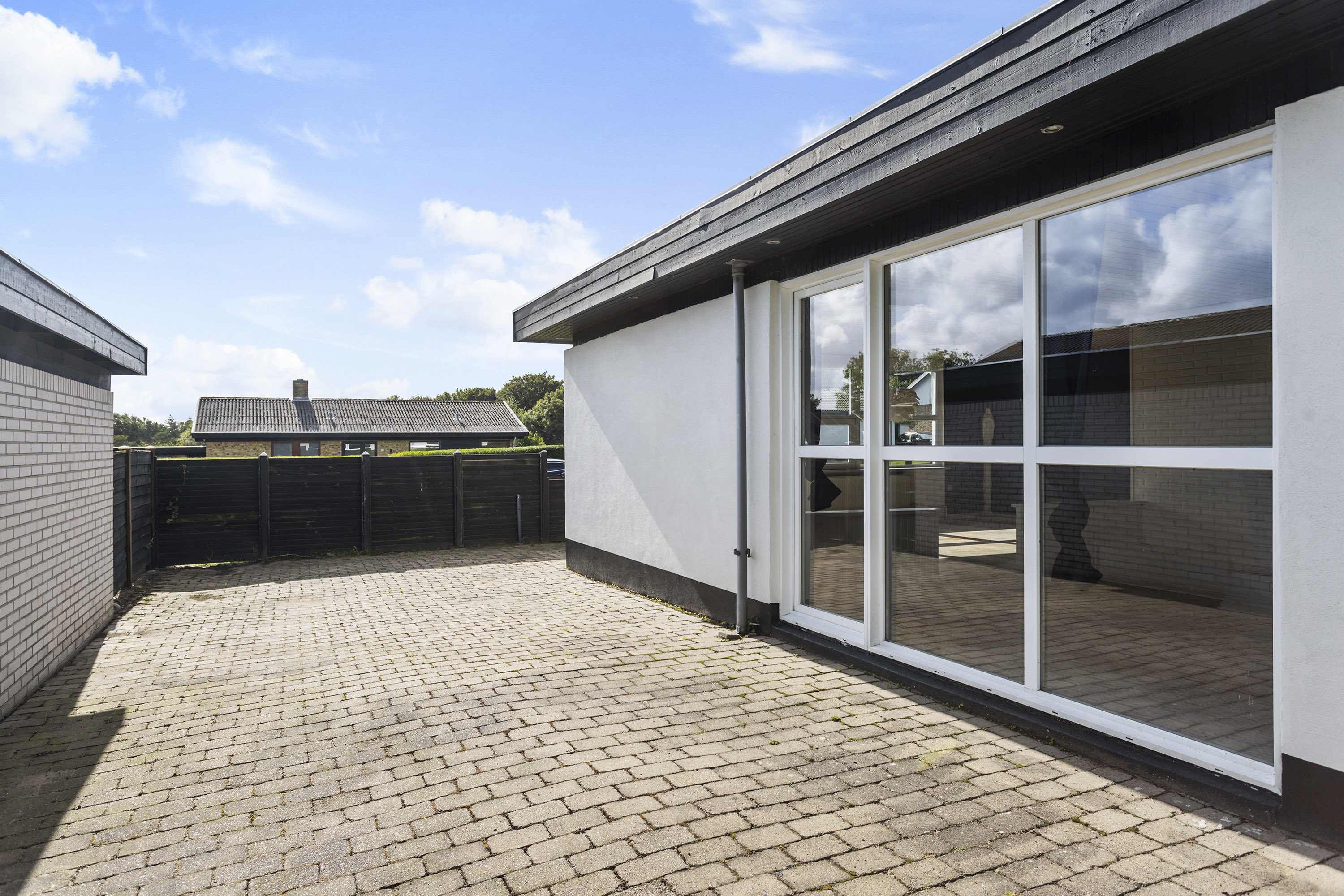 Fremhævet terrasse billede i fuldskærmstilstand. Billede af Nøddevænget 12, Haldbjerg, 9900 Frederikshavn