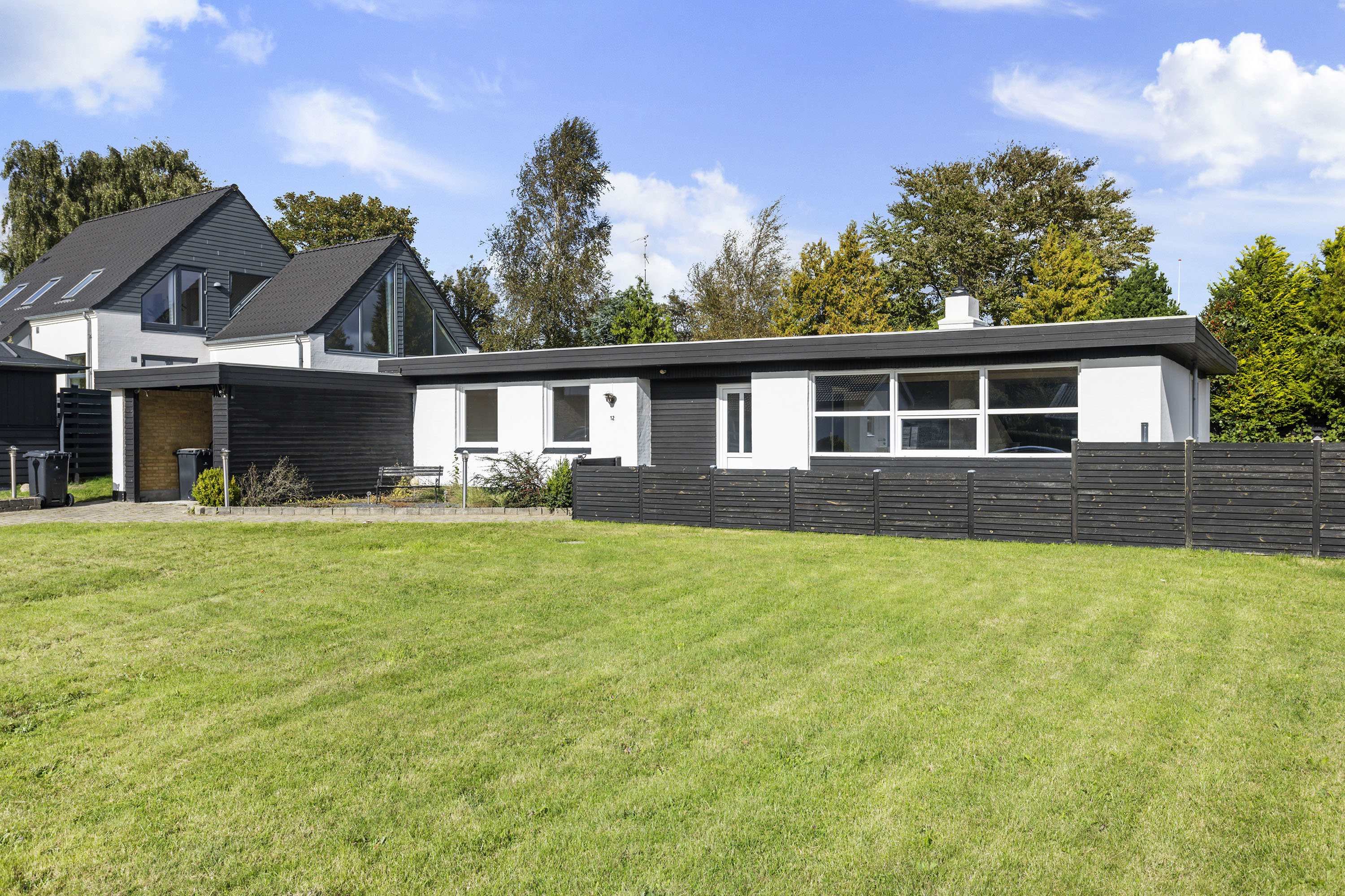 Fremhævet facade billede i fuldskærmstilstand. Billede af Nøddevænget 12, Haldbjerg, 9900 Frederikshavn