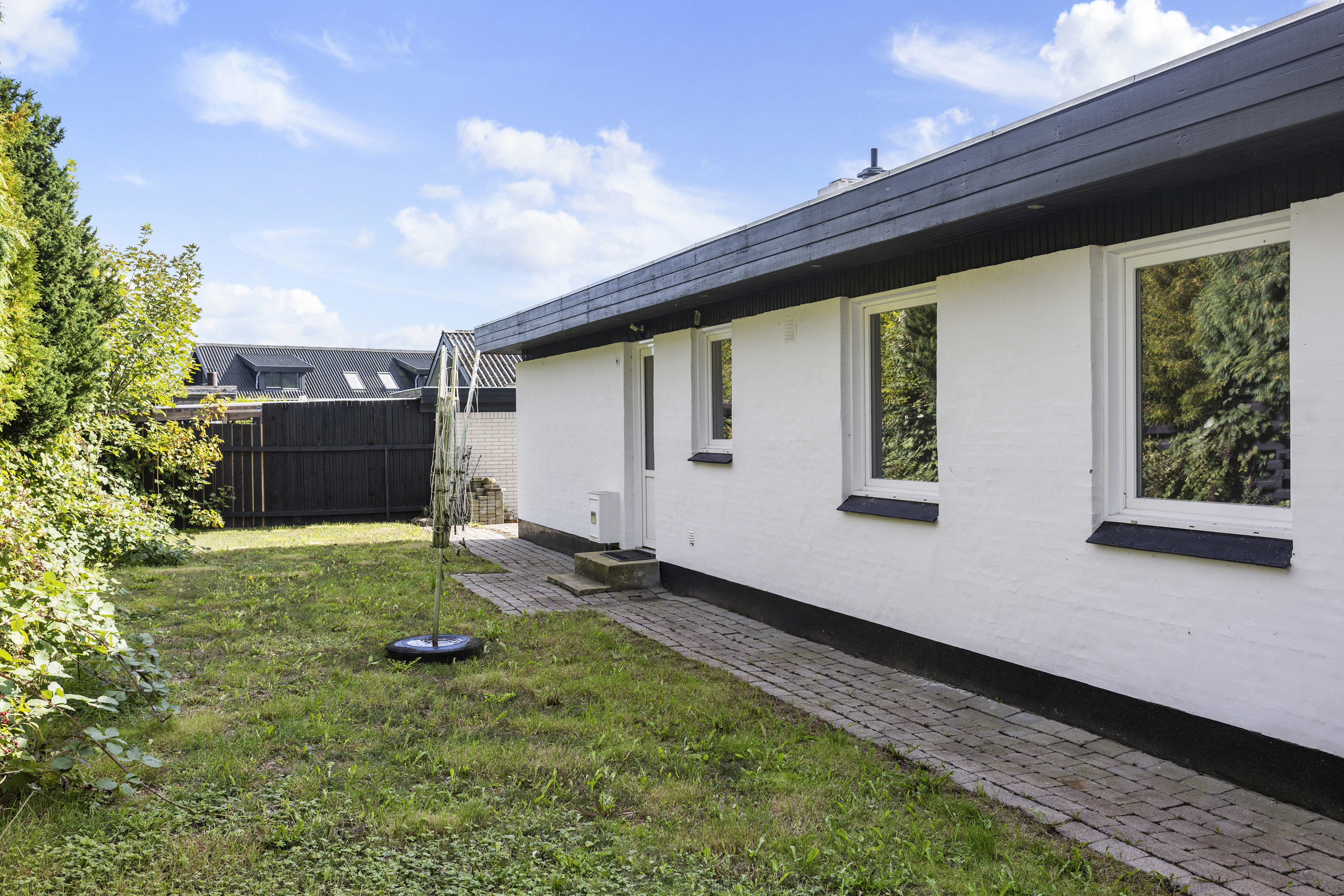 Fremhævet facade billede i fuldskærmstilstand. Billede af Nøddevænget 12, Haldbjerg, 9900 Frederikshavn