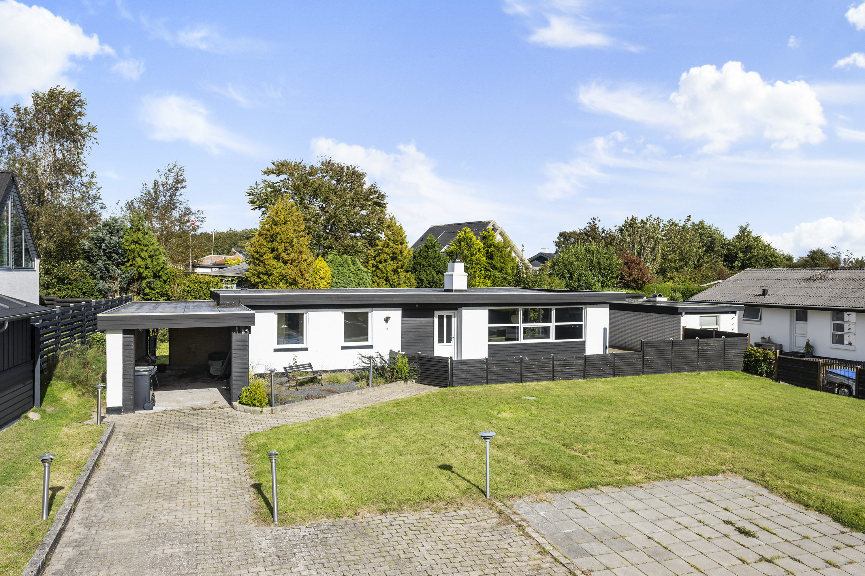 Fremhævet facade billede i fuldskærmstilstand. Billede af Nøddevænget 12, Haldbjerg, 9900 Frederikshavn