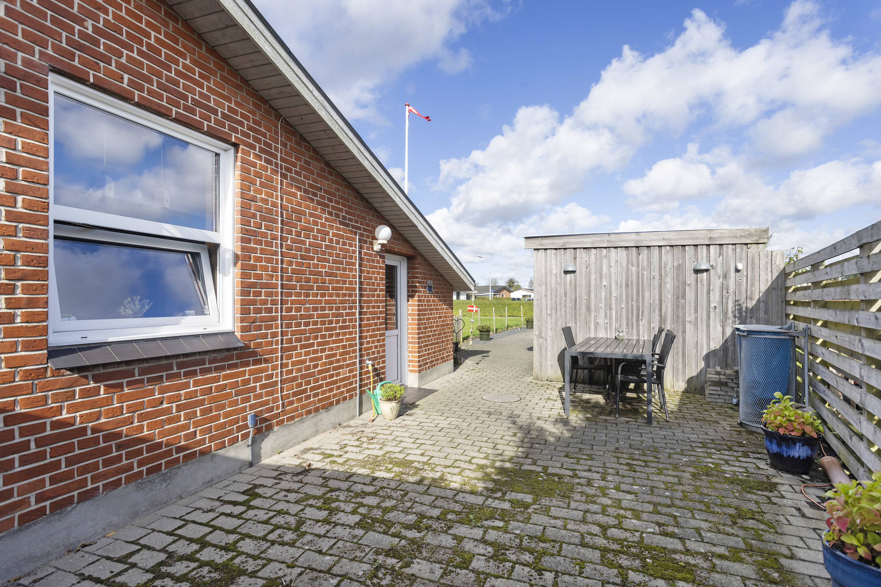 Fremhævet terrasse billede i fuldskærmstilstand. Billede af Toftevænget 37, 9300 Sæby