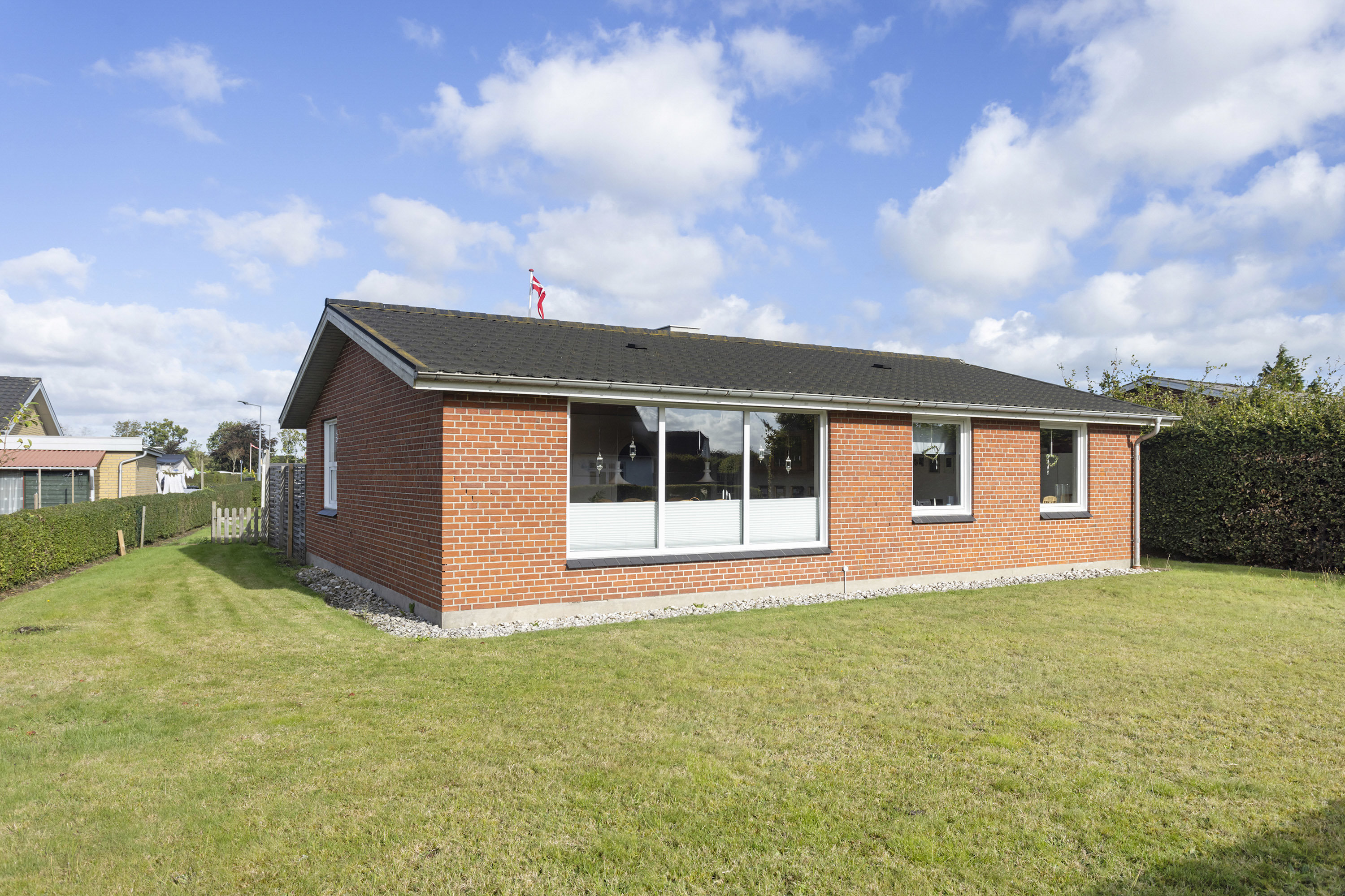 Fremhævet facade billede i fuldskærmstilstand. Billede af Toftevænget 37, 9300 Sæby