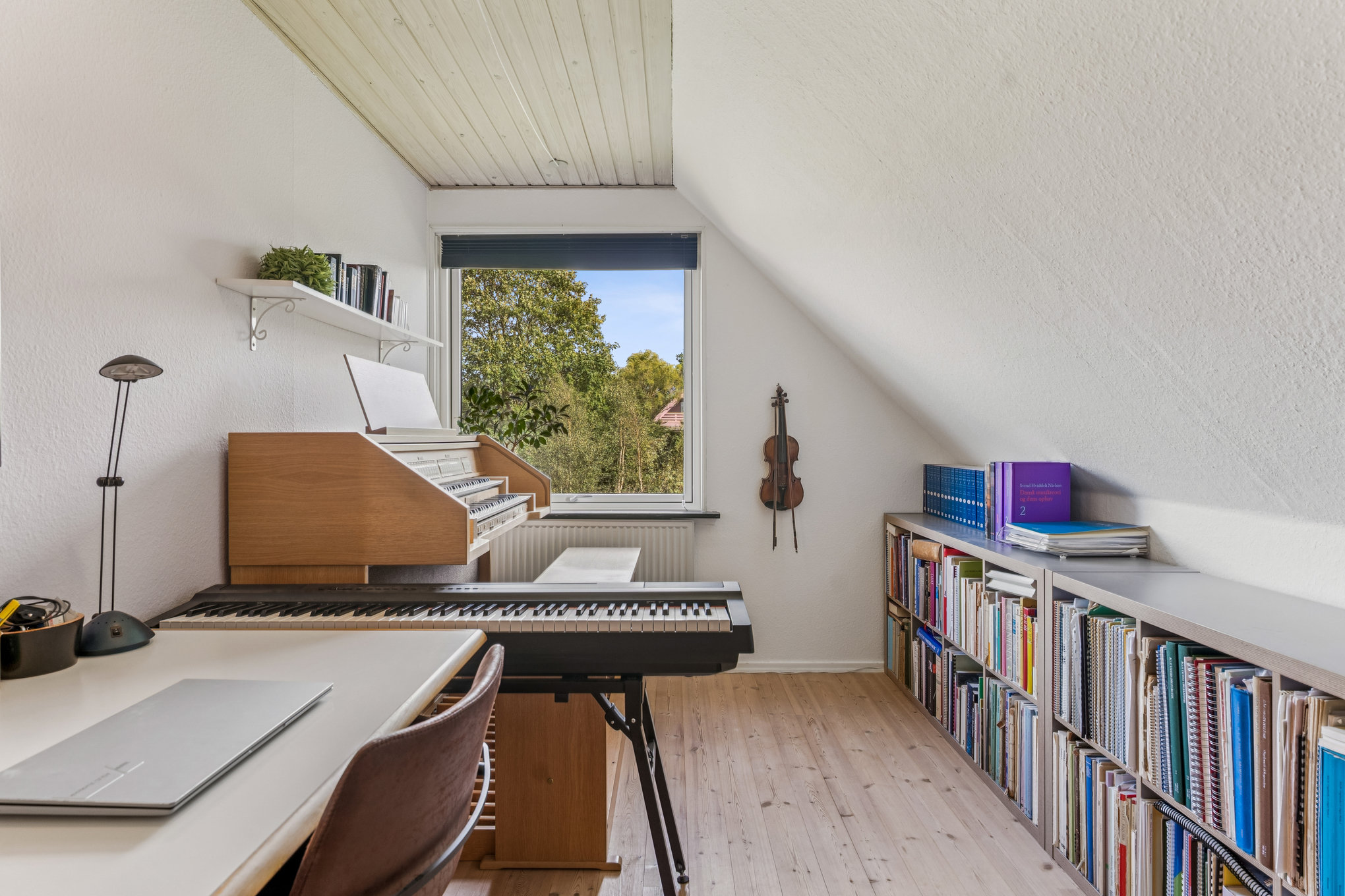 Fremhævet stue billede i fuldskærmstilstand. Billede af Bjarkesvej 11, 8960 Randers SØ