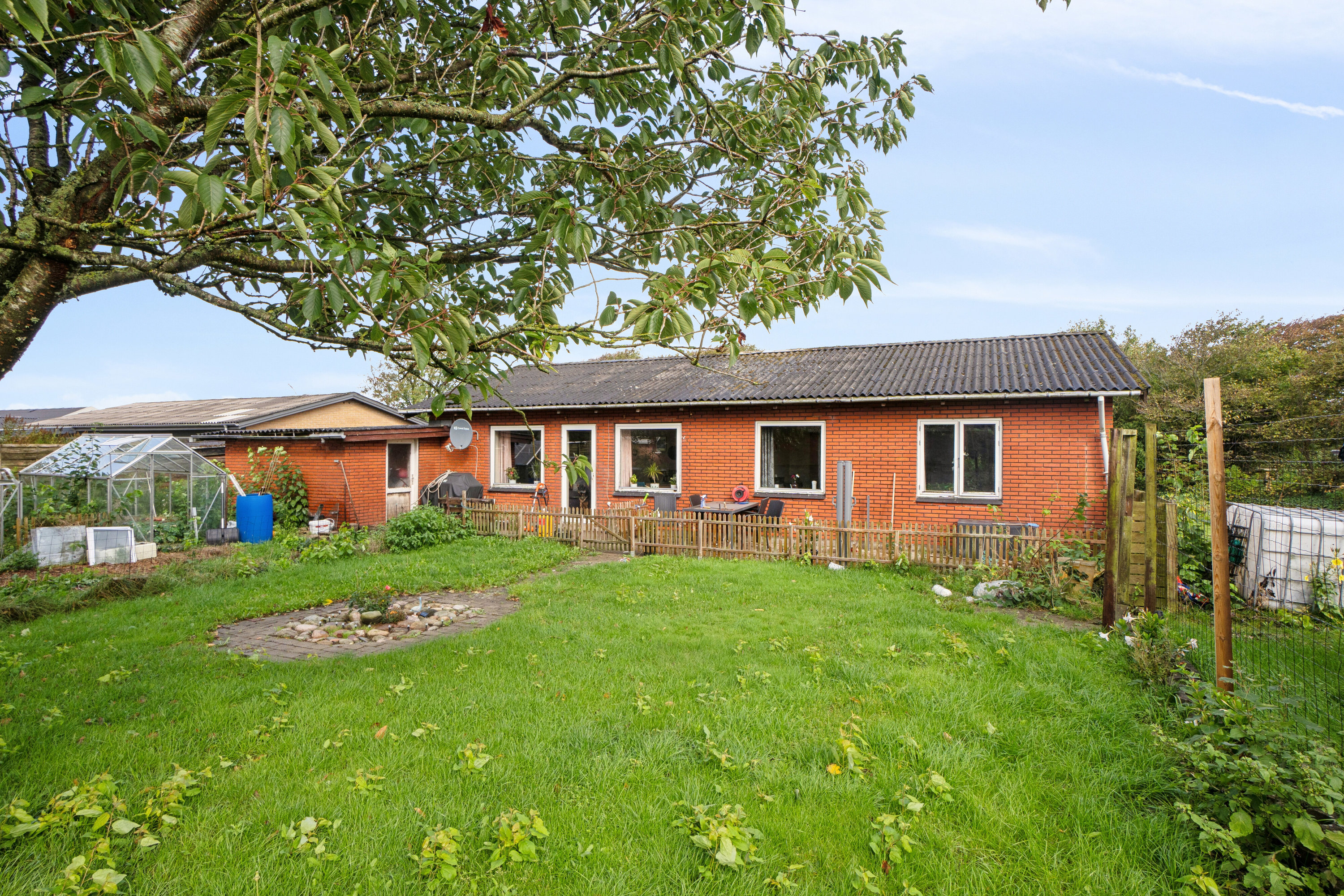 Fremhævet set fra haven billede i fuldskærmstilstand. Billede af Provst Bendixvej 13, 7770 Vestervig