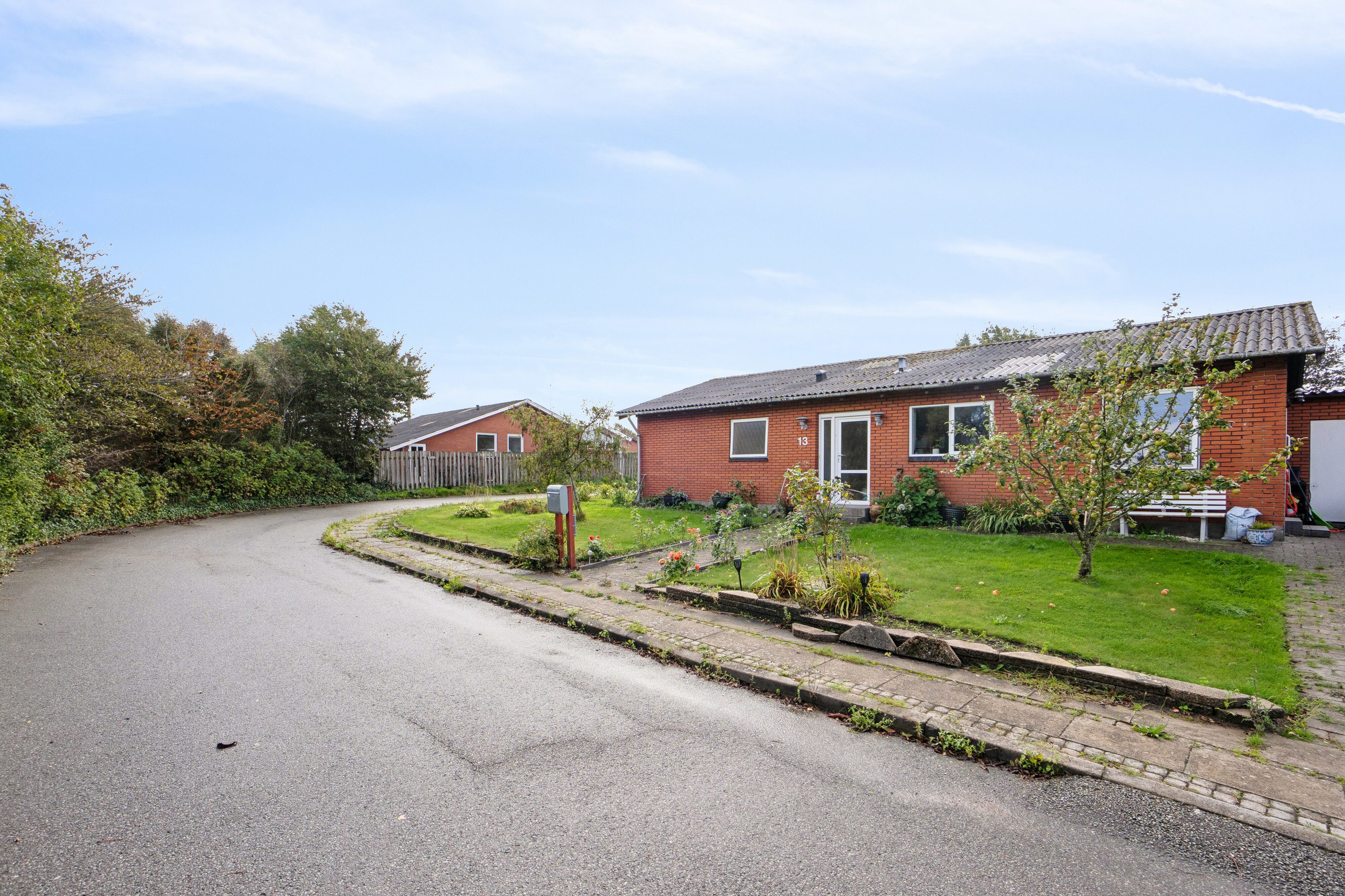 Fremhævet set fra vejen billede i fuldskærmstilstand. Billede af Provst Bendixvej 13, 7770 Vestervig