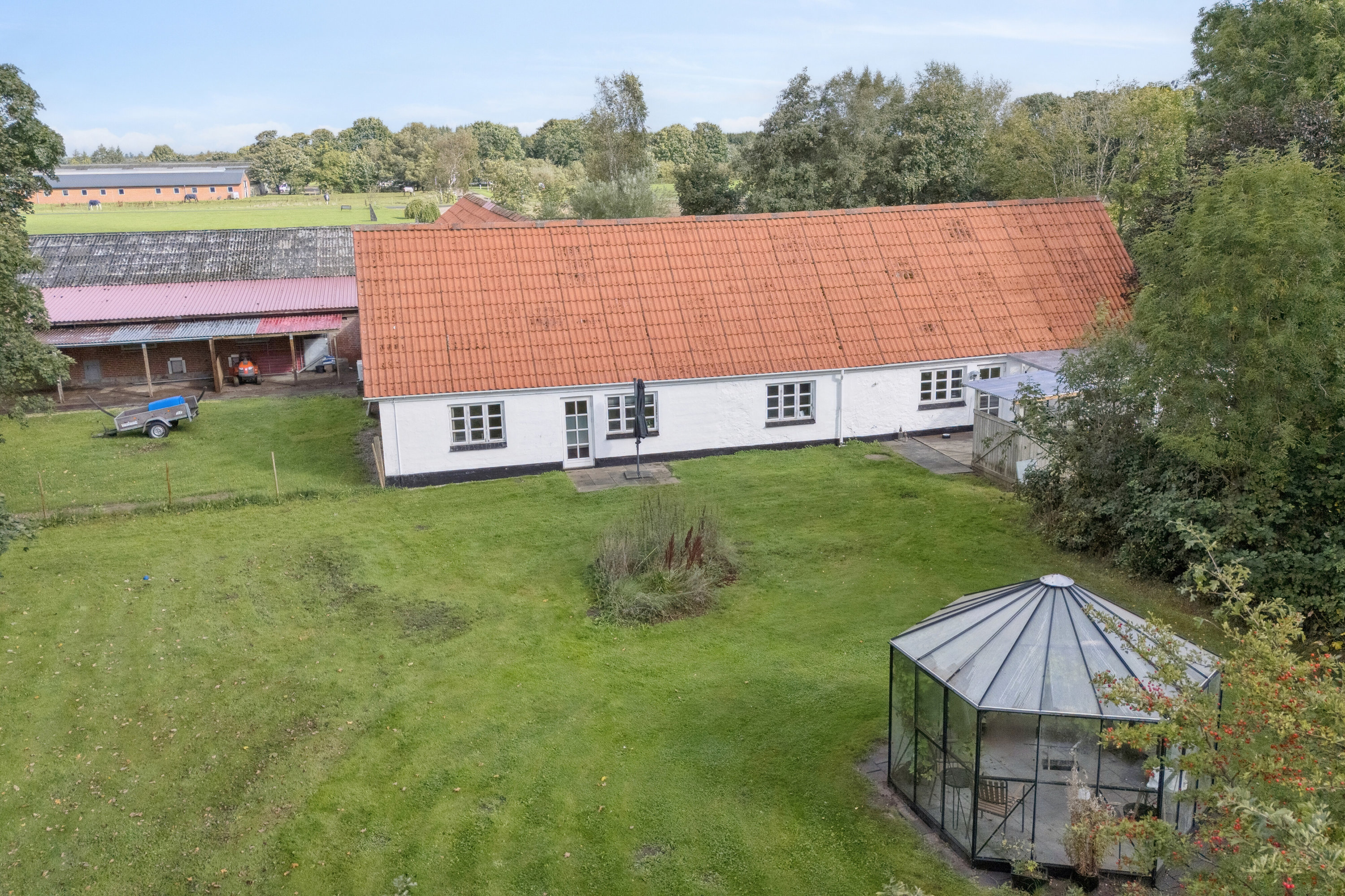 Fremhævet set fra haven billede i fuldskærmstilstand. Billede af Bødkersmindevej 9, Thorning, 8620 Kjellerup