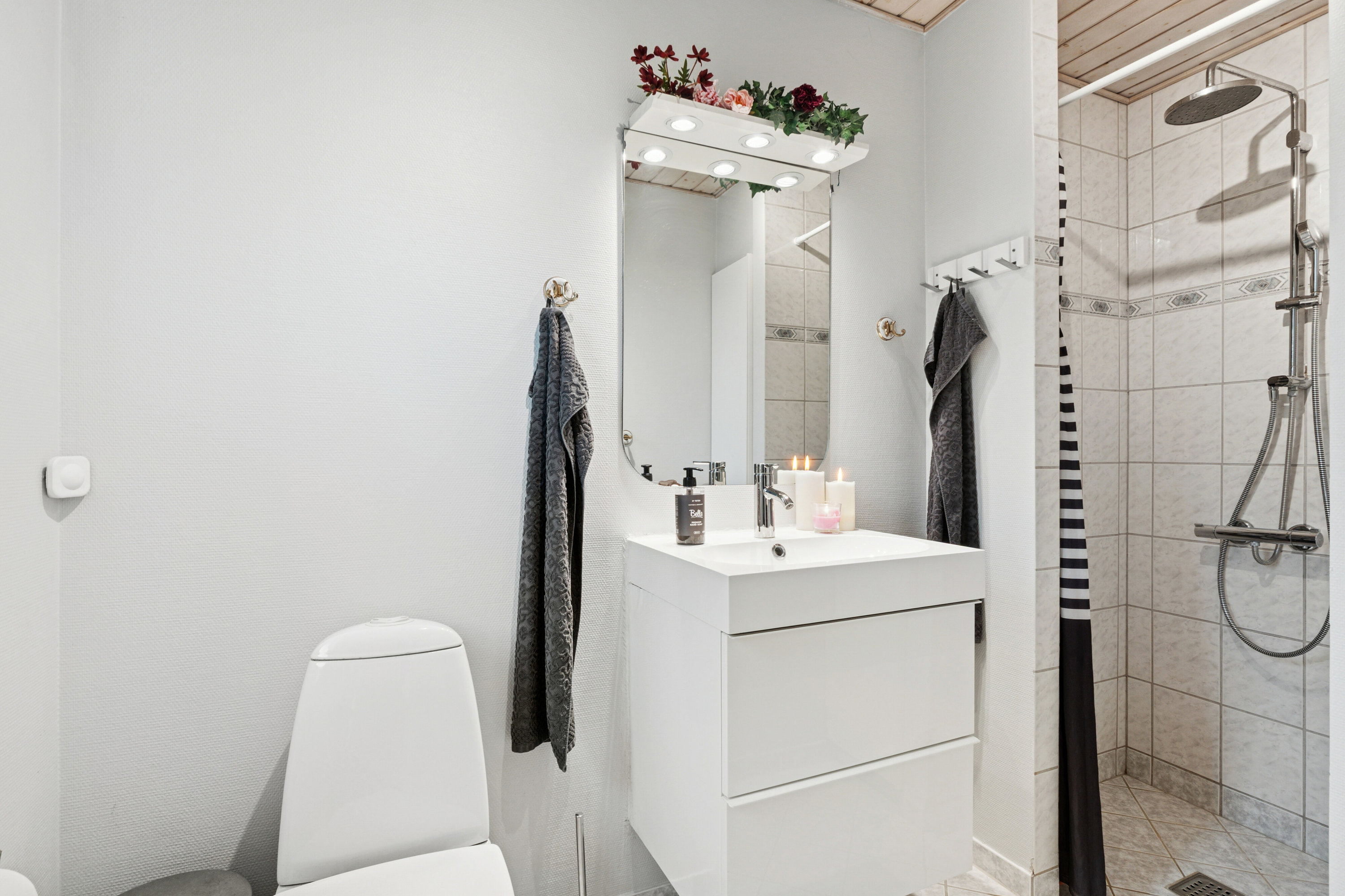 Fremhævet badeværelse billede i fuldskærmstilstand. Billede af Eskærvej 4, 9800 Hjørring