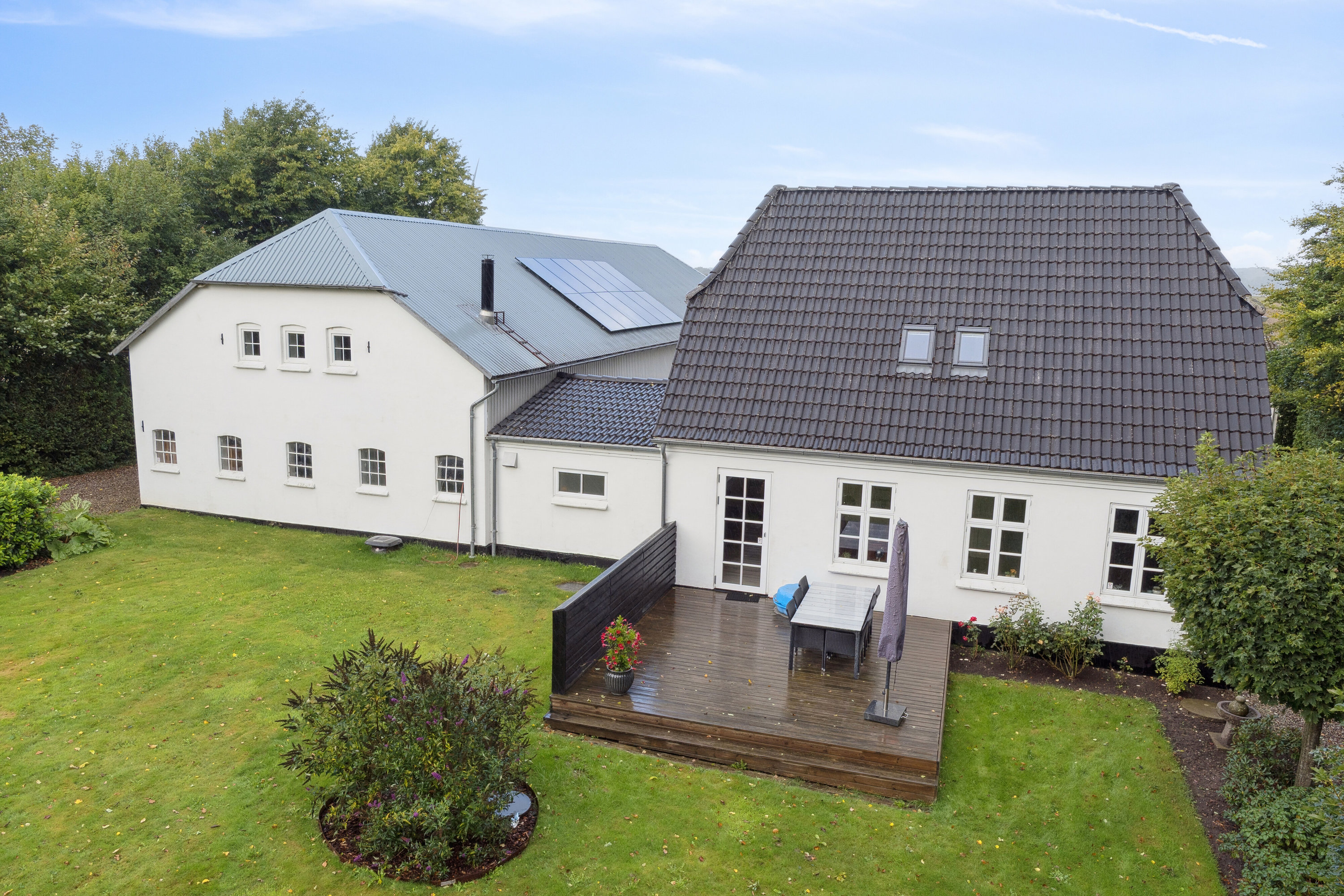 Fremhævet ejendommen set fra haven billede i fuldskærmstilstand. Billede af Keldbjergvej 5, Keldbjerg, 6340 Kruså