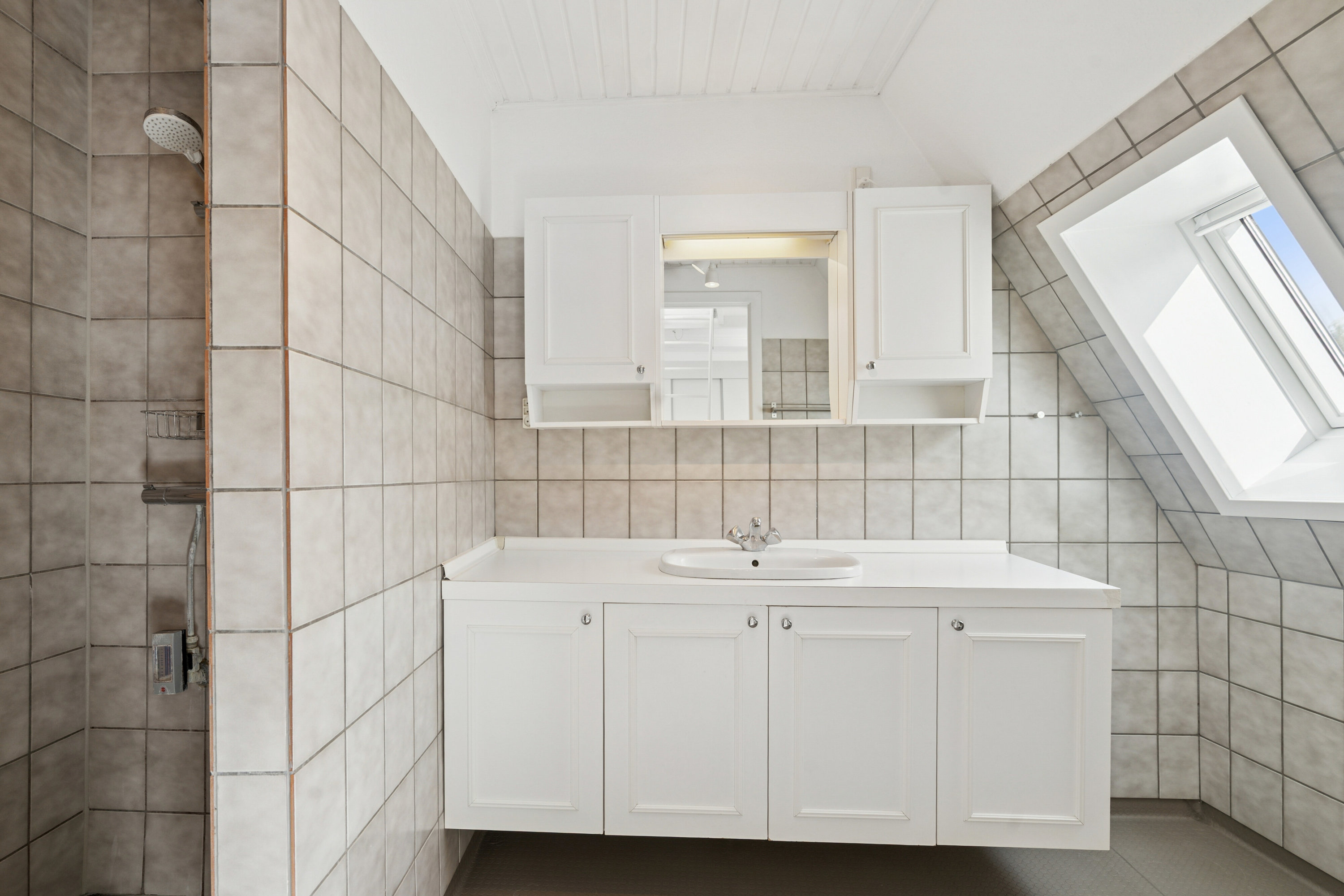 Fremhævet badeværelse billede i fuldskærmstilstand. Billede af Nedergade 40, 1. tv., 5000 Odense C