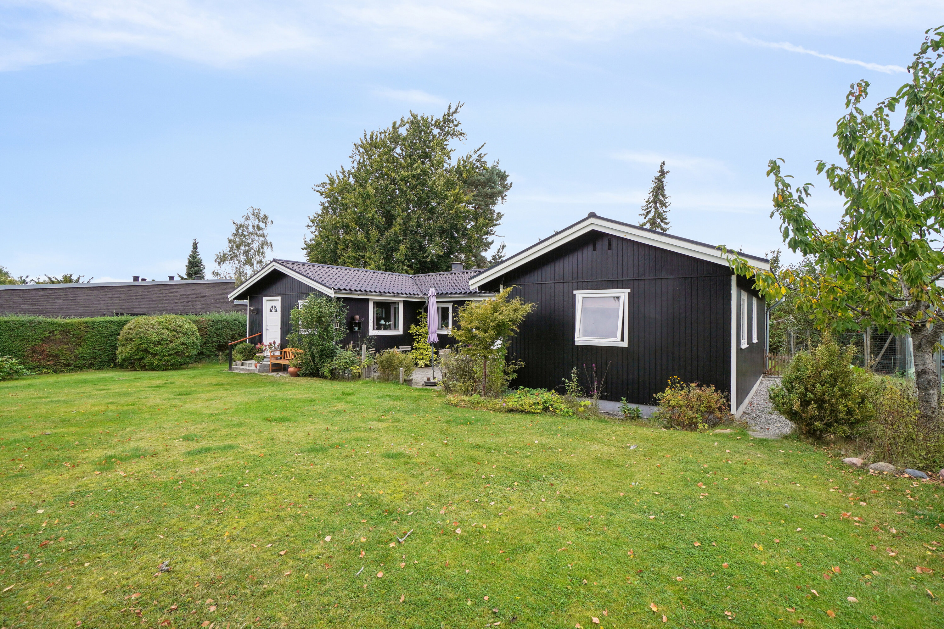 Fremhævet set fra haven billede i fuldskærmstilstand. Billede af Bakkeager 45, 4040 Jyllinge