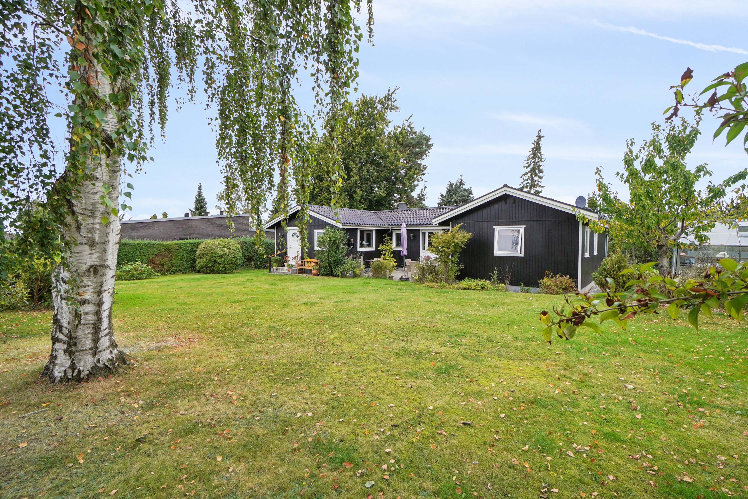 Fremhævet set fra haven billede i fuldskærmstilstand. Billede af Bakkeager 45, 4040 Jyllinge