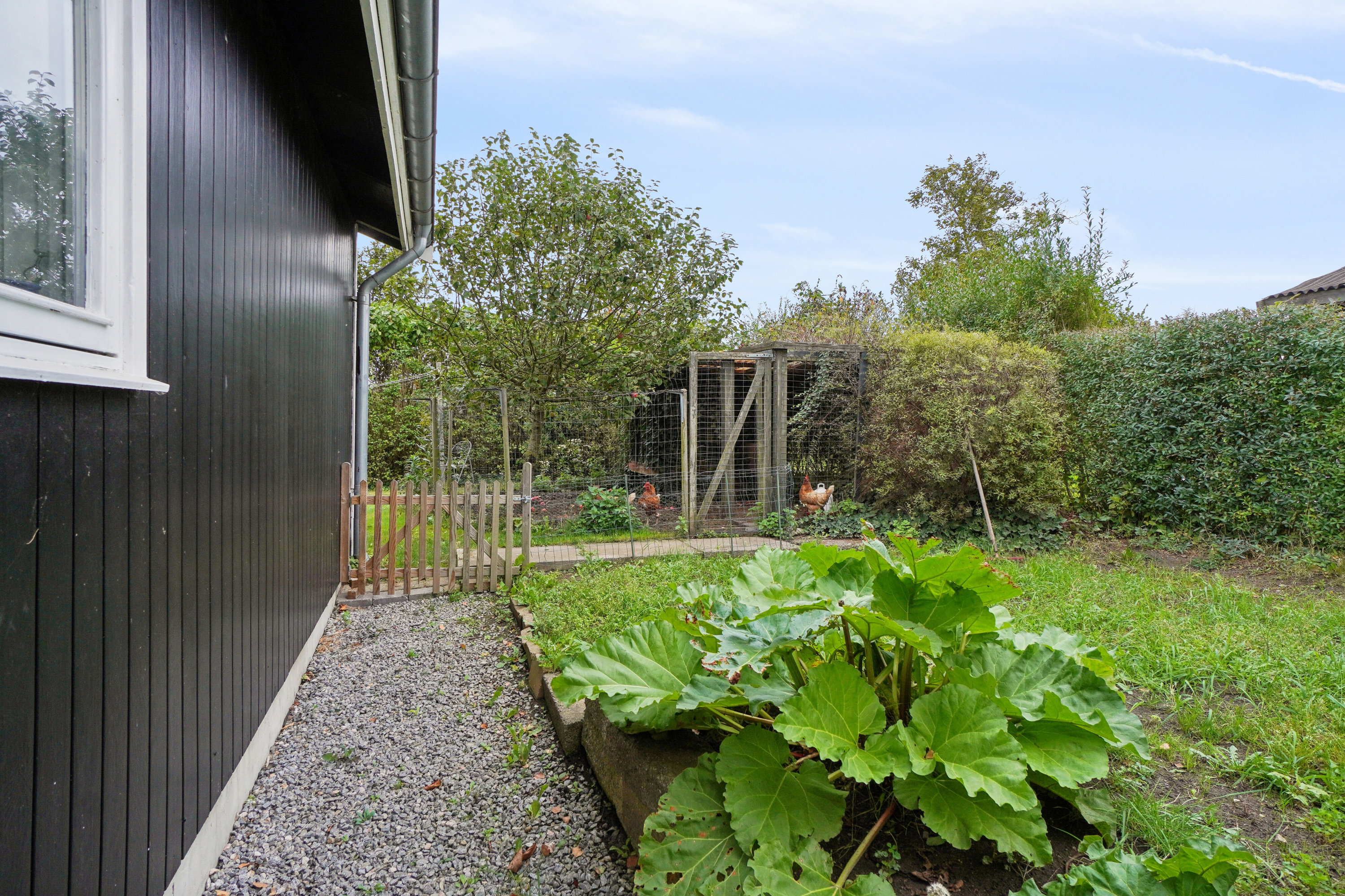 Fremhævet set fra haven billede i fuldskærmstilstand. Billede af Bakkeager 45, 4040 Jyllinge