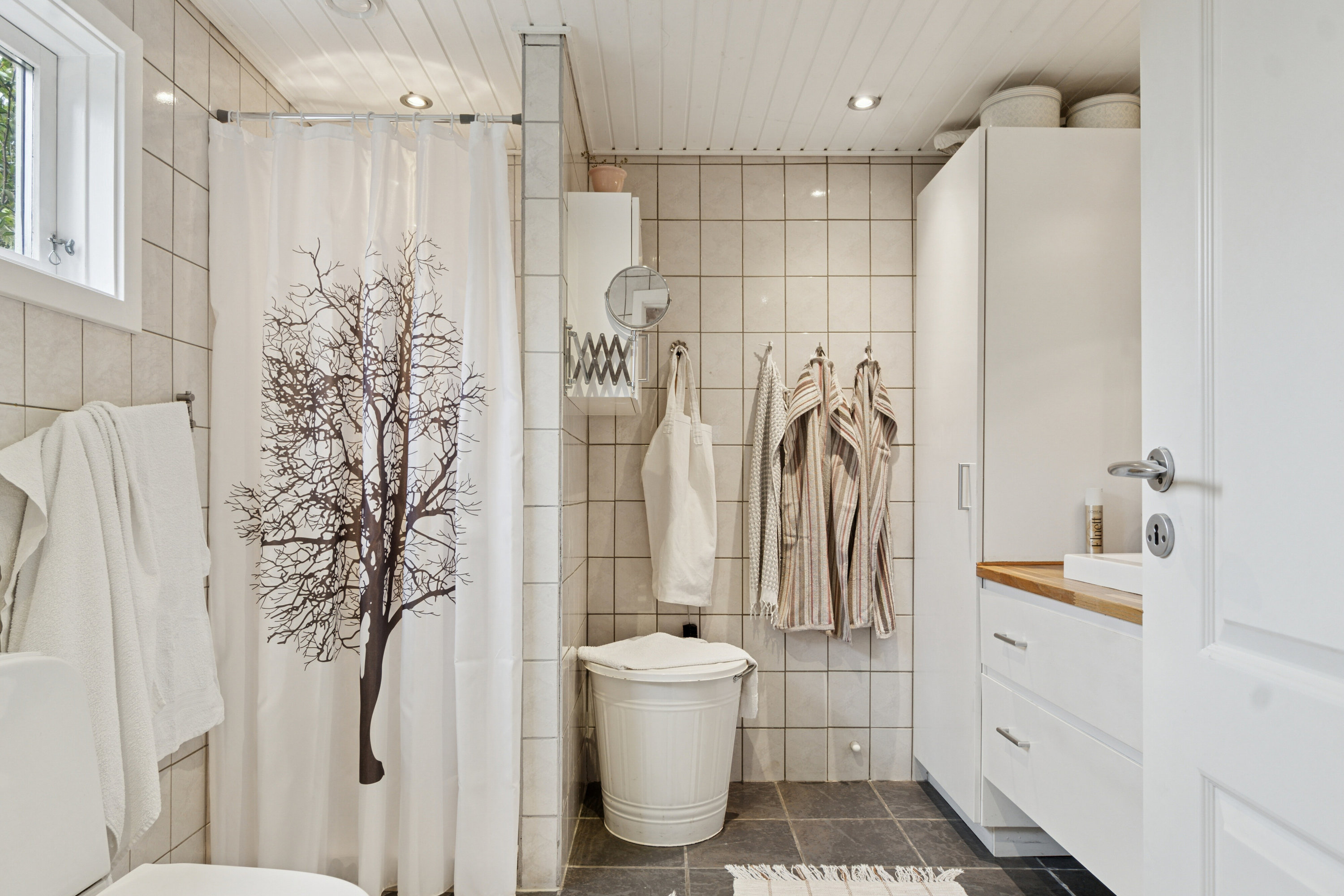 Fremhævet badeværelse billede i fuldskærmstilstand. Billede af Bakkeager 45, 4040 Jyllinge