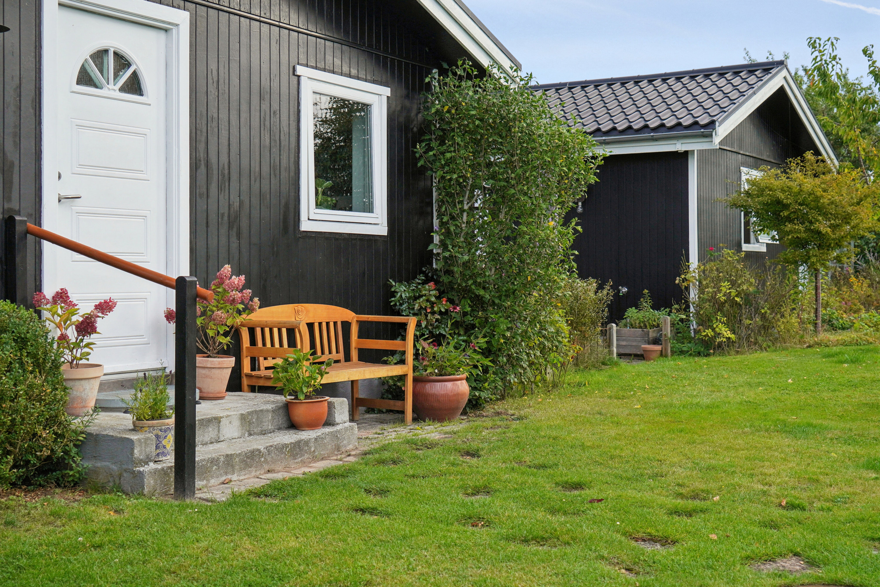 Fremhævet set fra haven billede i fuldskærmstilstand. Billede af Bakkeager 45, 4040 Jyllinge