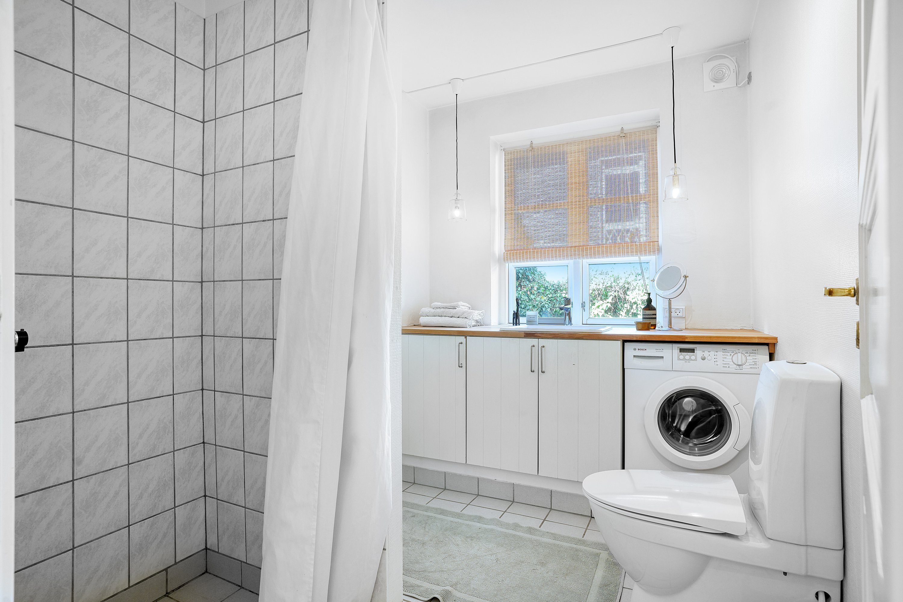 Fremhævet badeværelse billede i fuldskærmstilstand. Billede af Granvænget 7B, 3100 Hornbæk