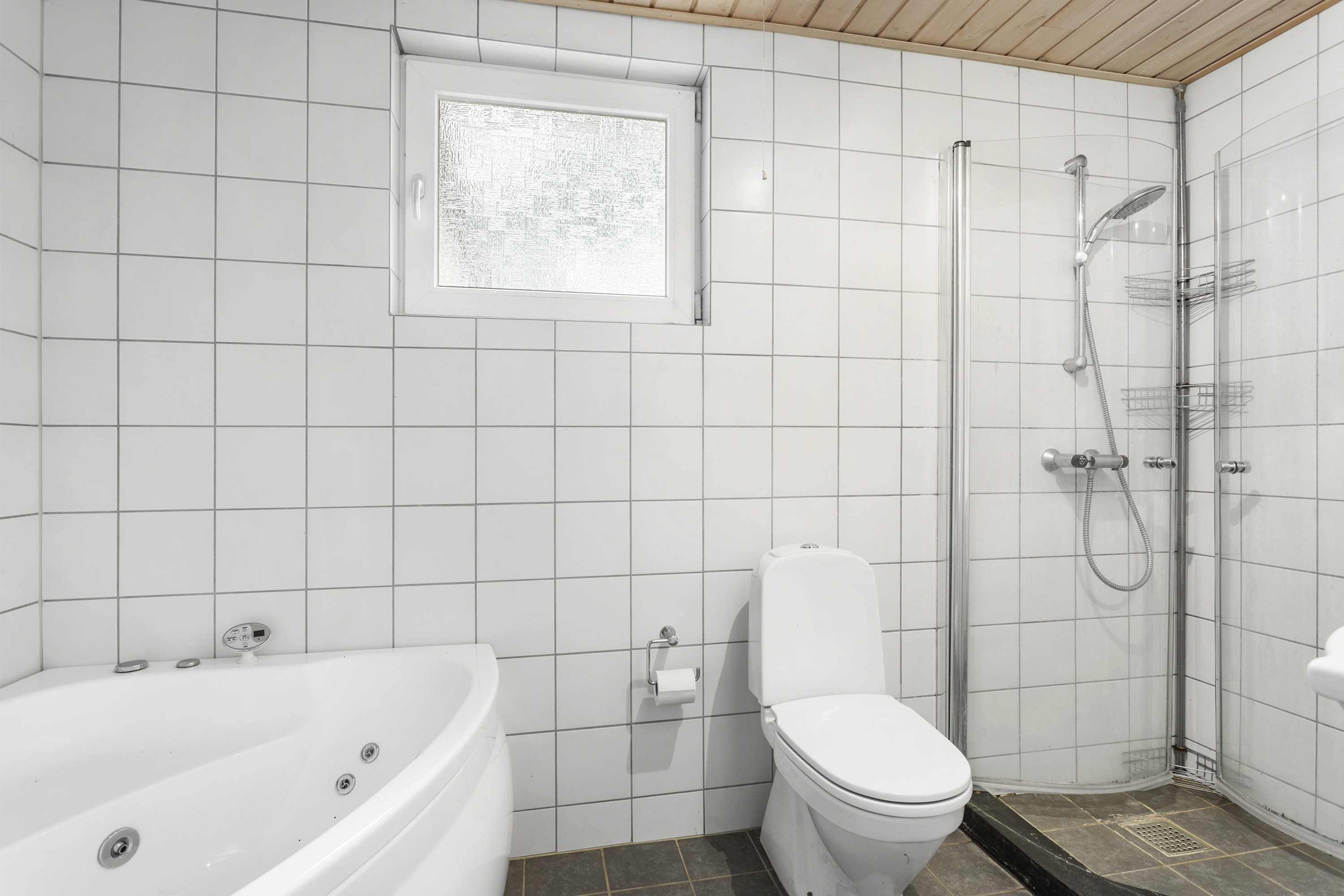 Miniaturebillede 2: badeværelse. Billede af Nøddevænget 12, Haldbjerg, 9900 Frederikshavn