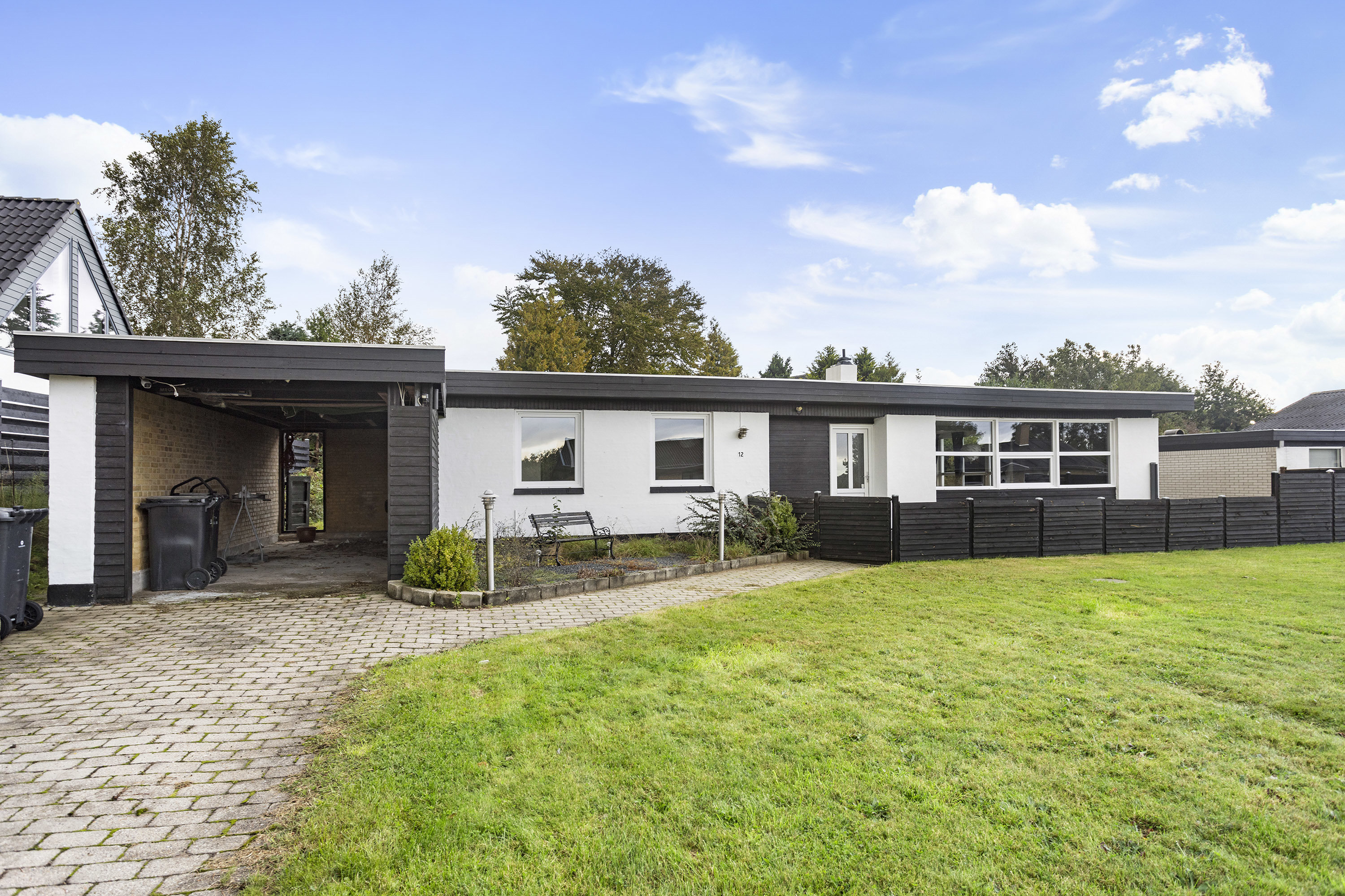 Fremhævet facade billede i fuldskærmstilstand. Billede af Nøddevænget 12, Haldbjerg, 9900 Frederikshavn