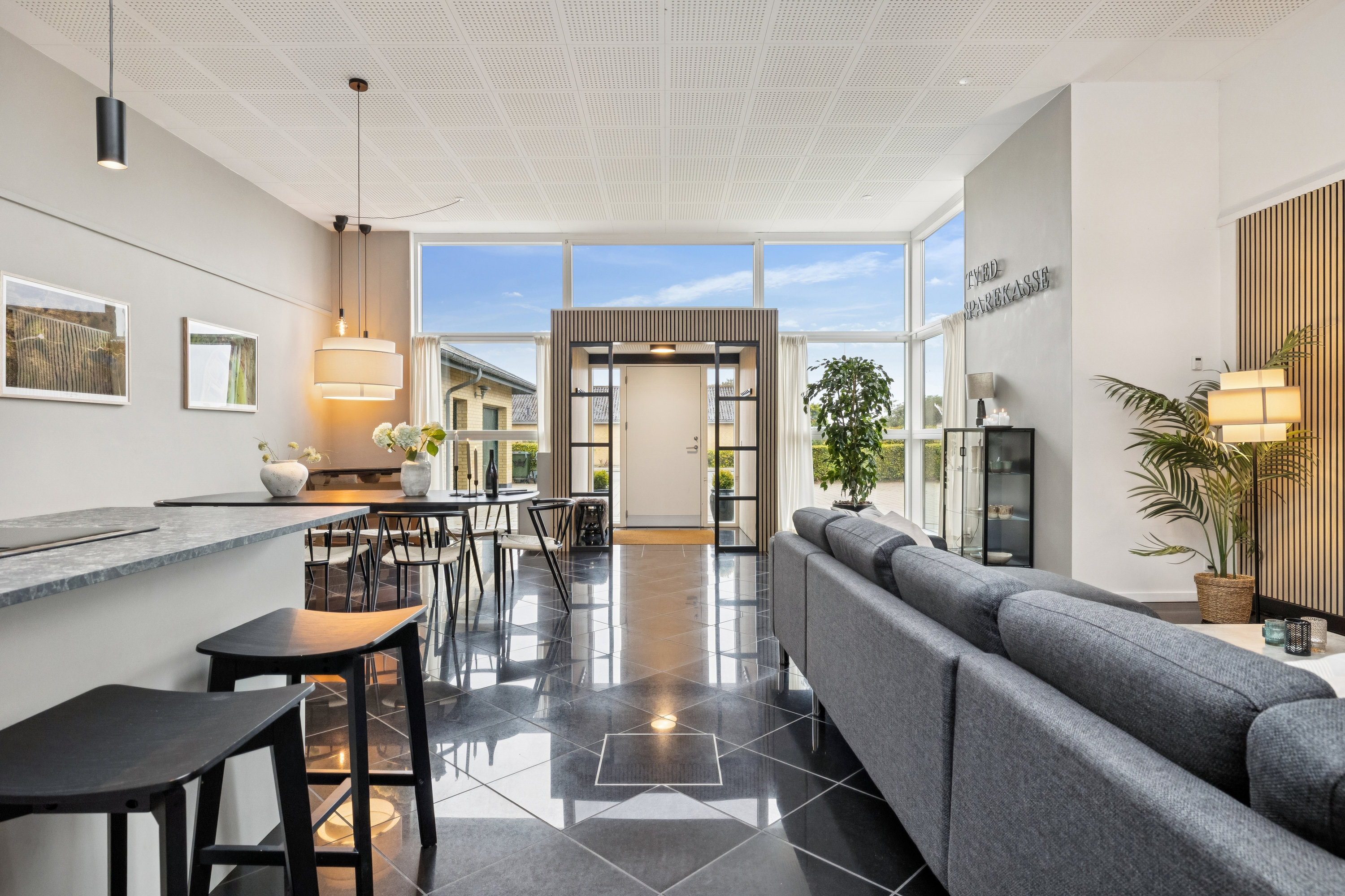 Fremhævet stue billede i fuldskærmstilstand. Billede af Tved Bygade 49, 8420 Knebel