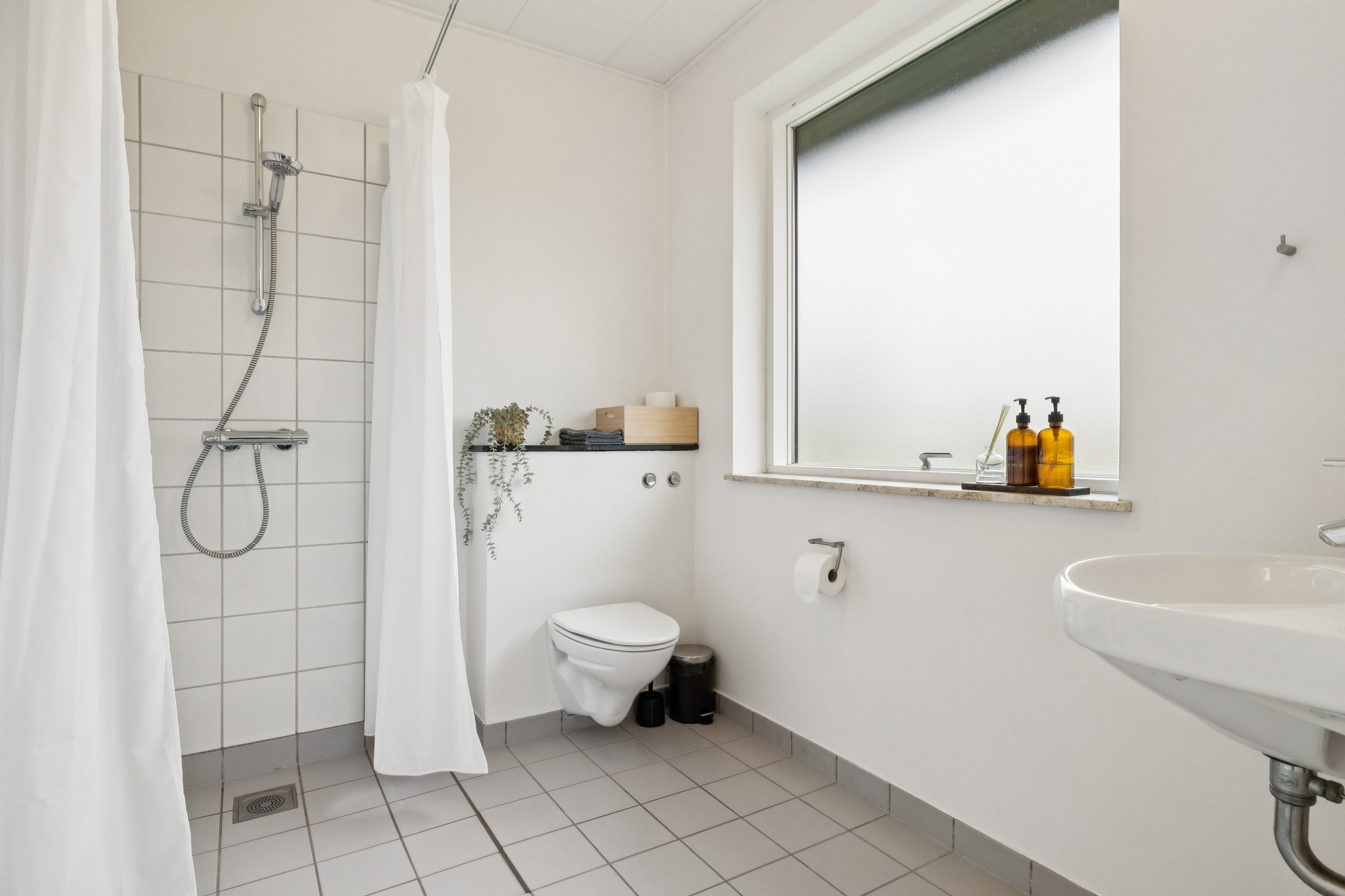 Fremhævet badeværelse billede i fuldskærmstilstand. Billede af Tved Bygade 49, 8420 Knebel