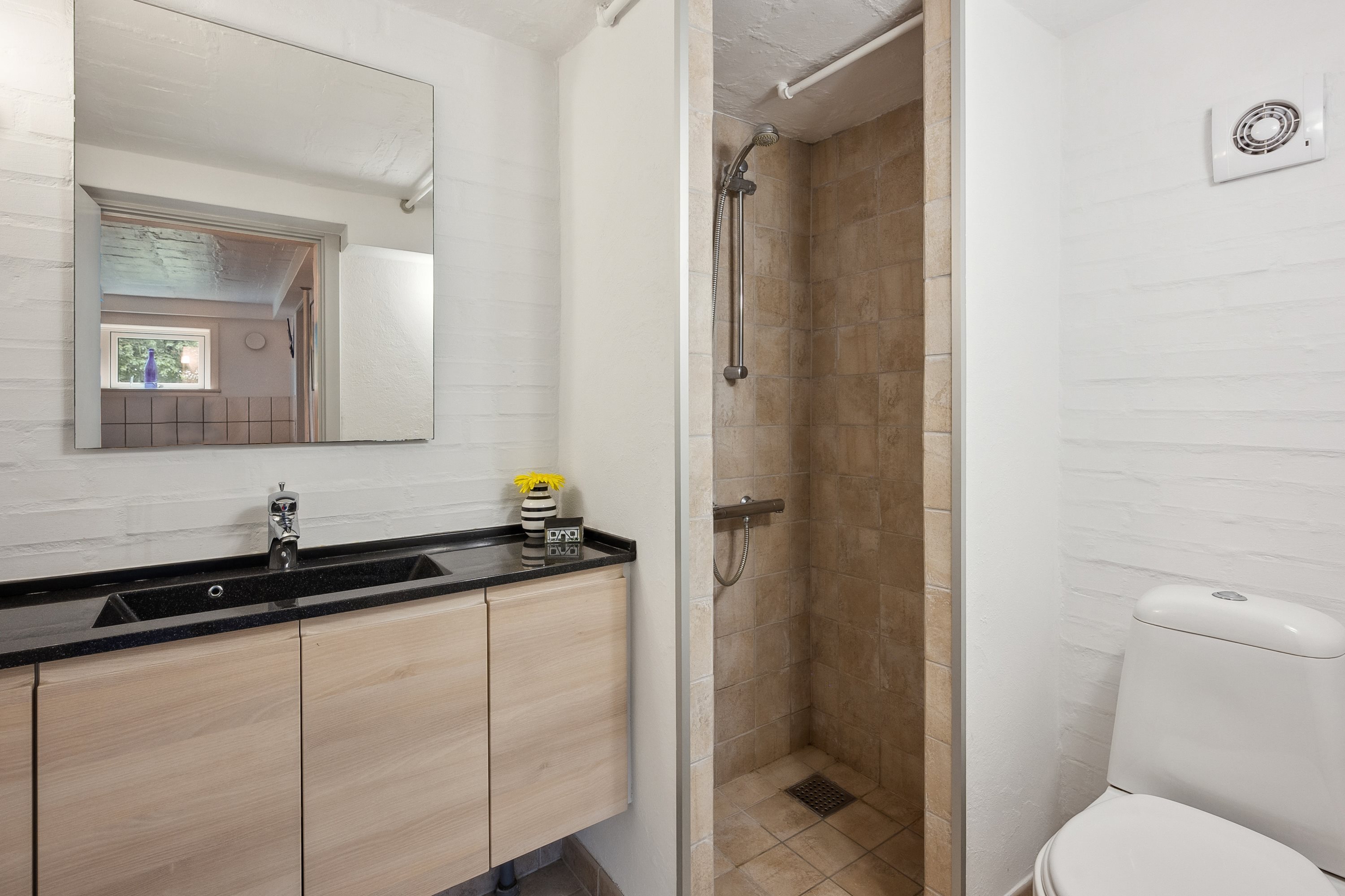 Fremhævet badeværelse billede i fuldskærmstilstand. Billede af Nymøllevej 143, Farstrup, 9240 Nibe