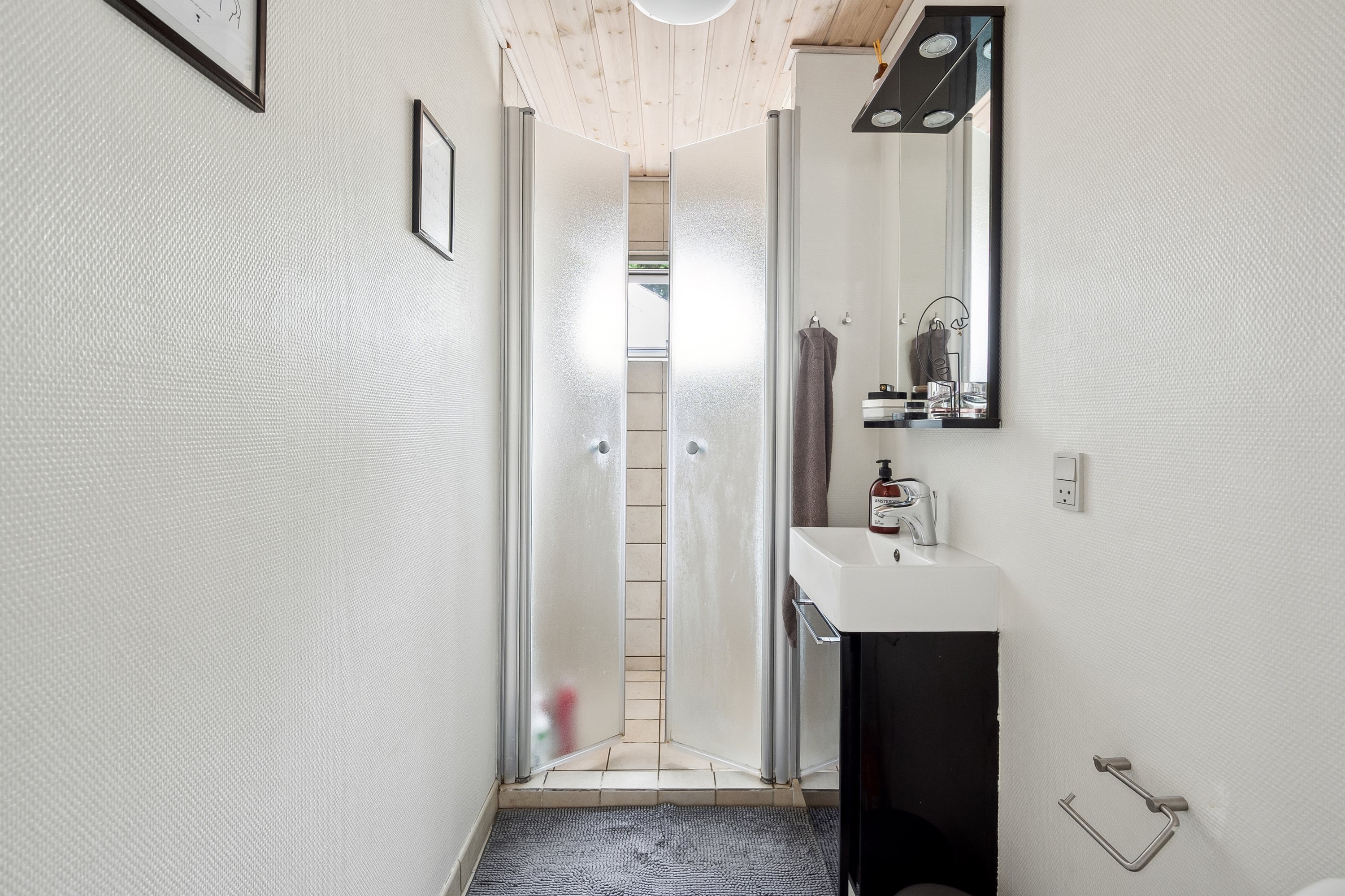 Fremhævet badeværelse billede i fuldskærmstilstand. Billede af Nymøllevej 143, Farstrup, 9240 Nibe