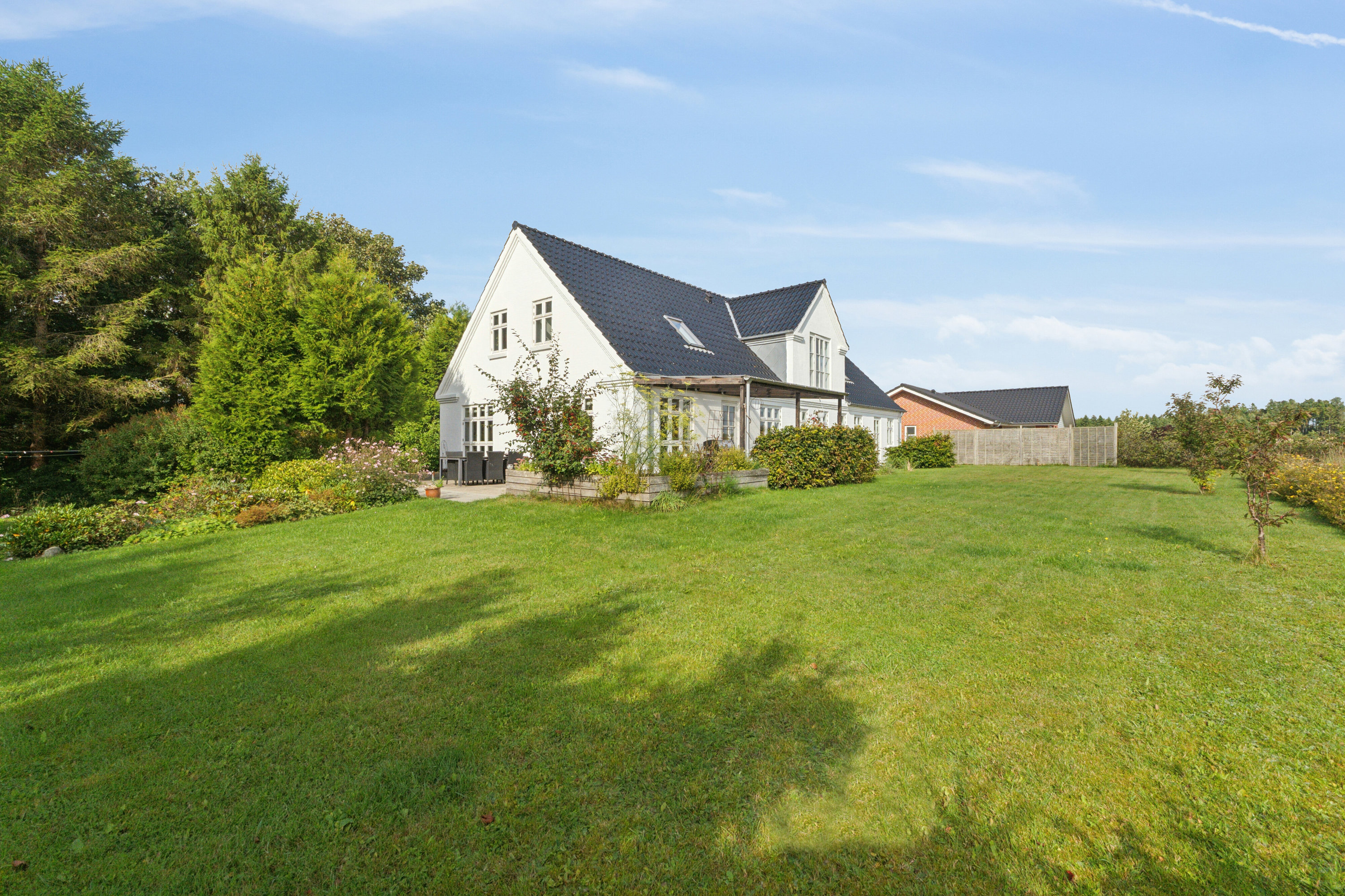 Fremhævet set fra haven billede i fuldskærmstilstand. Billede af Kærvænget 23, Astrup, 9800 Hjørring