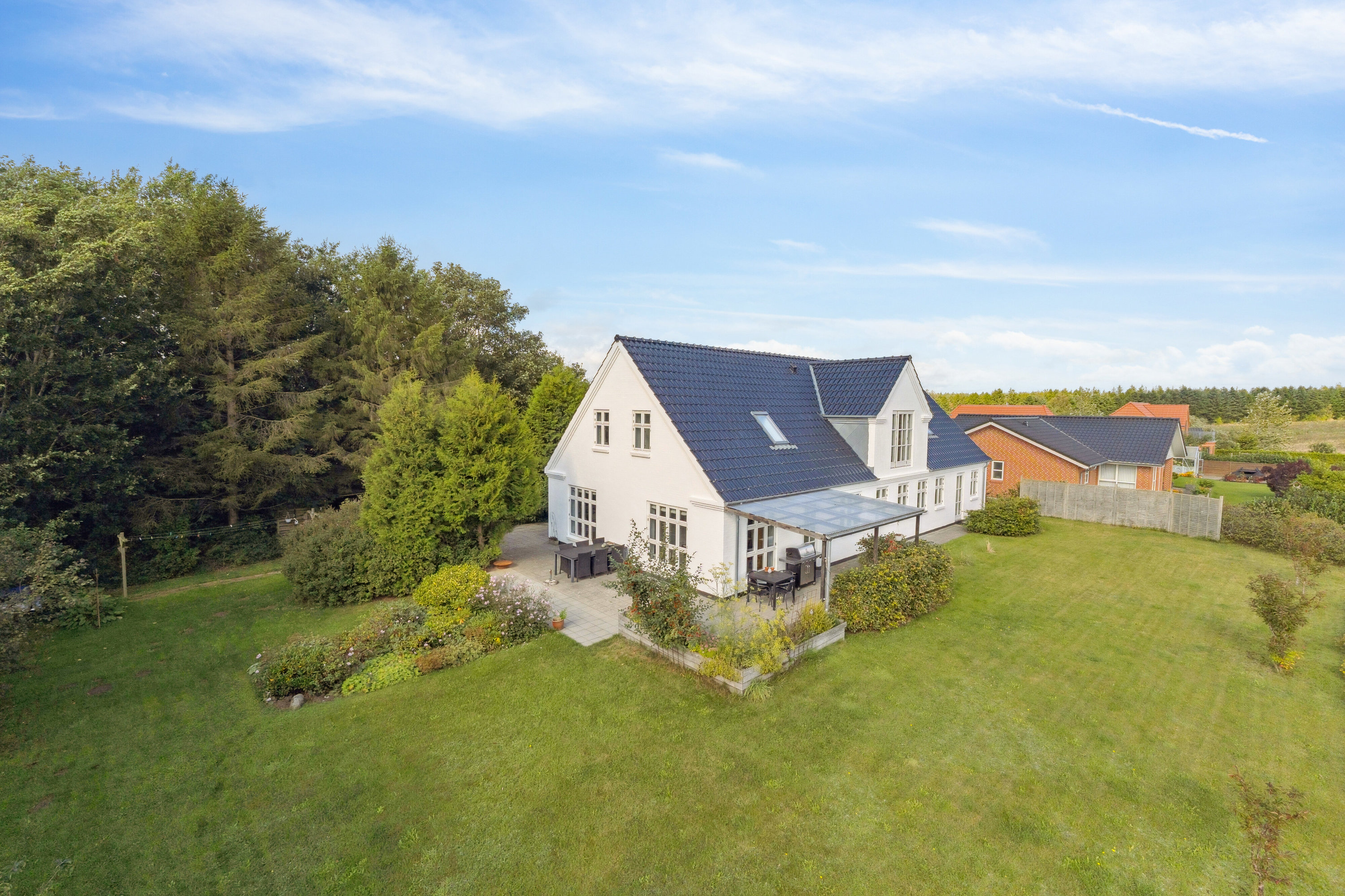 Fremhævet set fra haven billede i fuldskærmstilstand. Billede af Kærvænget 23, Astrup, 9800 Hjørring
