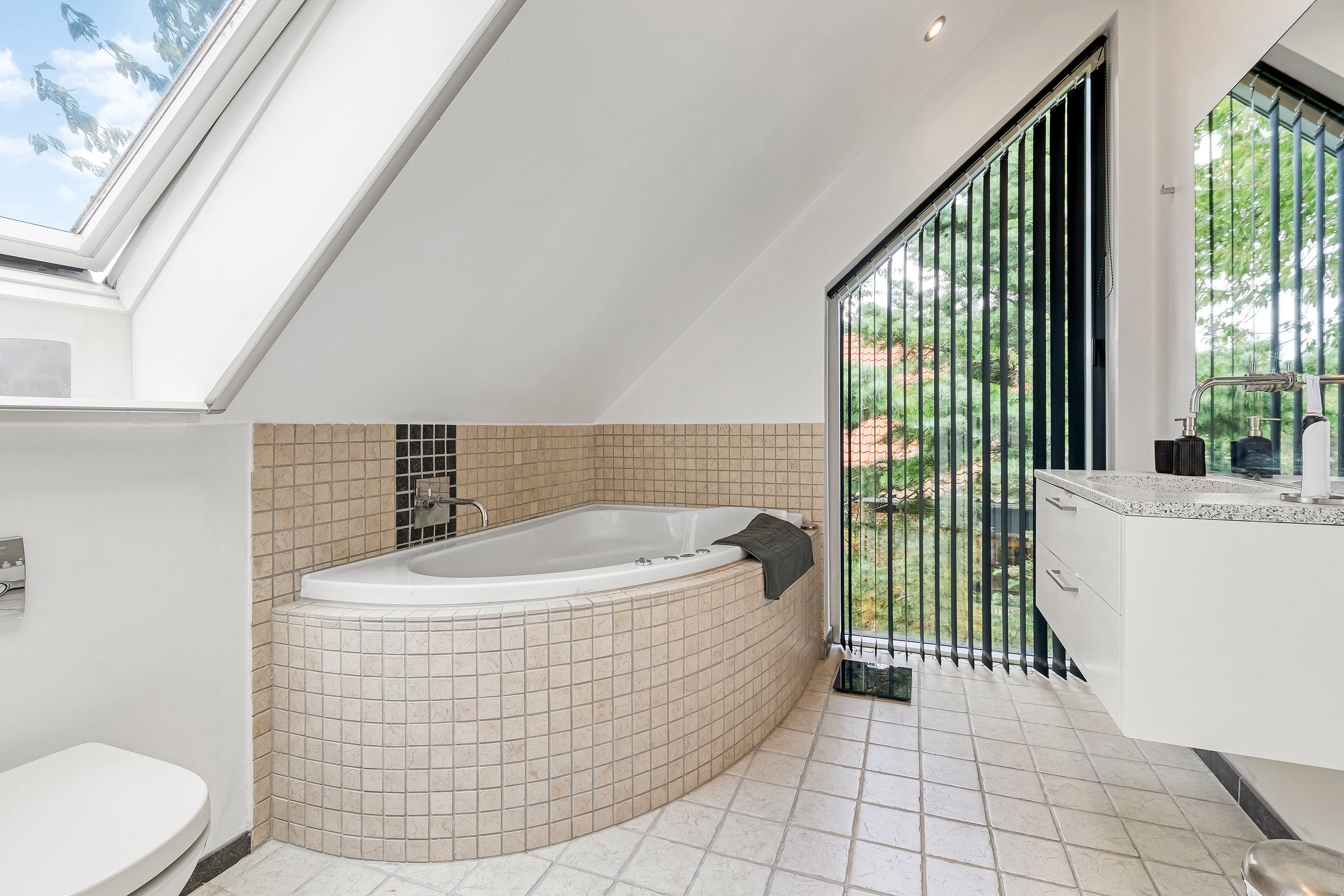 Fremhævet badeværelse billede i fuldskærmstilstand. Billede af Falkenborgvej 9, 3600 Frederikssund