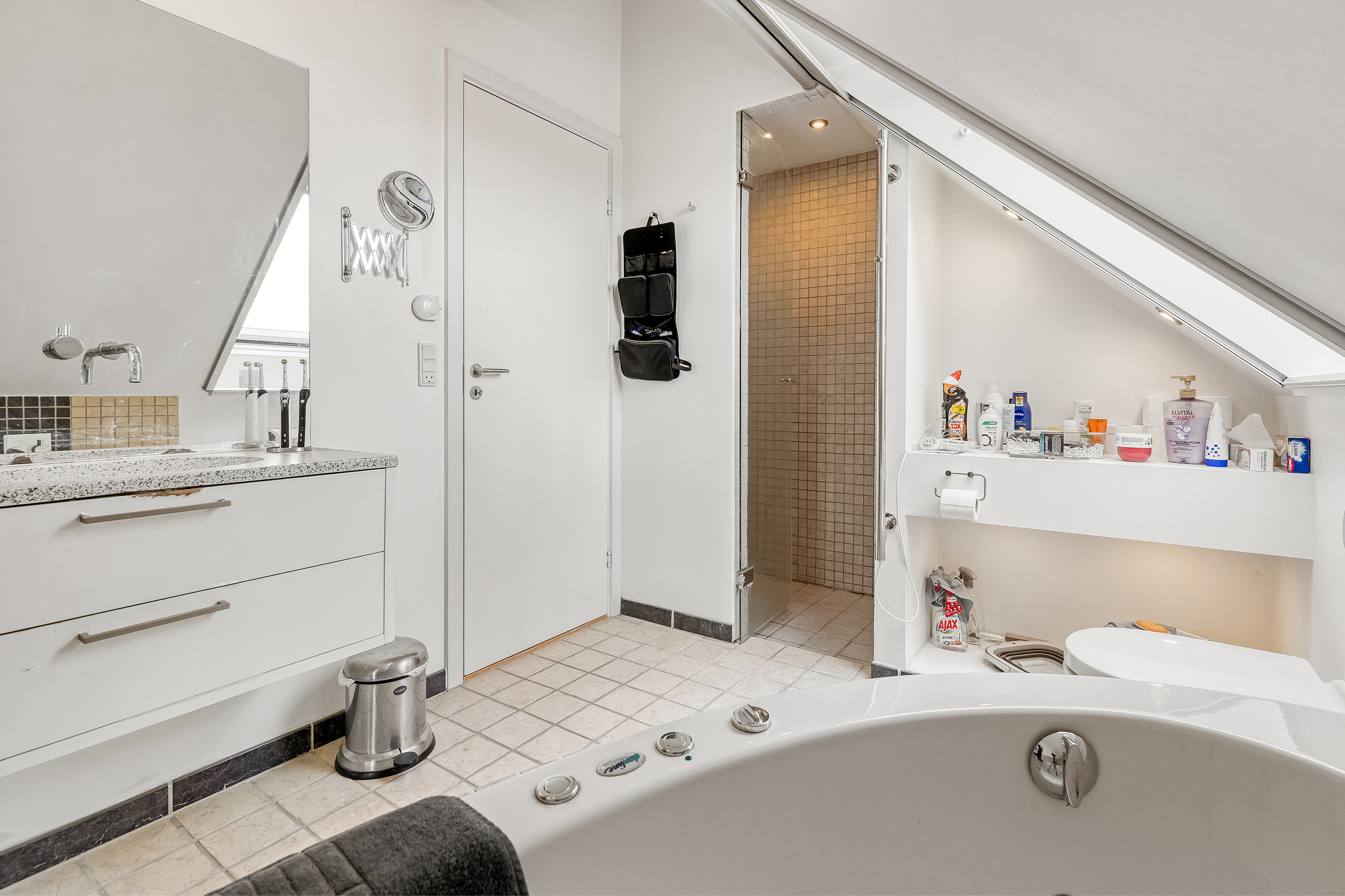 Fremhævet badeværelse billede i fuldskærmstilstand. Billede af Falkenborgvej 9, 3600 Frederikssund