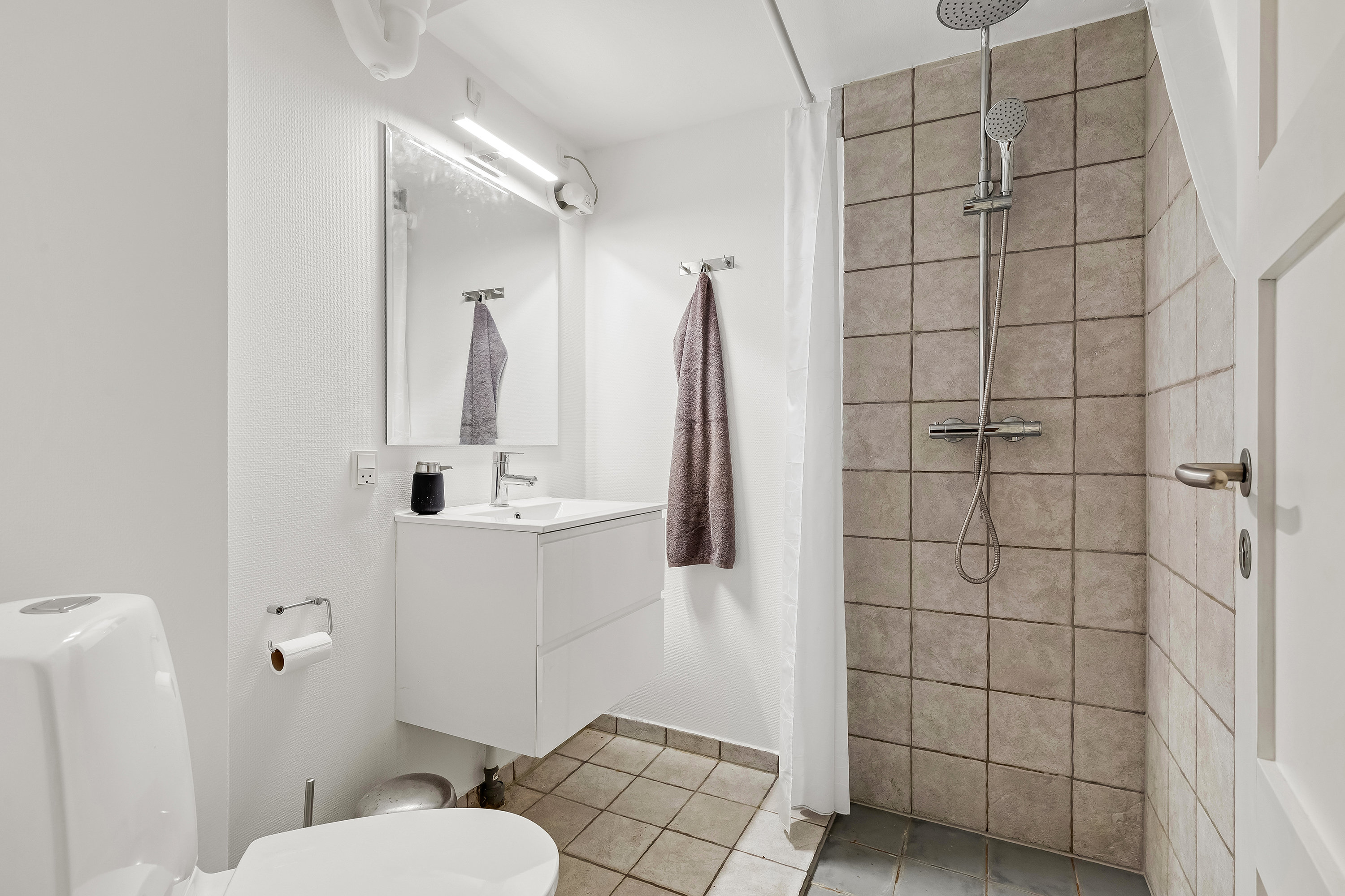 Fremhævet badeværelse billede i fuldskærmstilstand. Billede af Falkenborgvej 9, 3600 Frederikssund