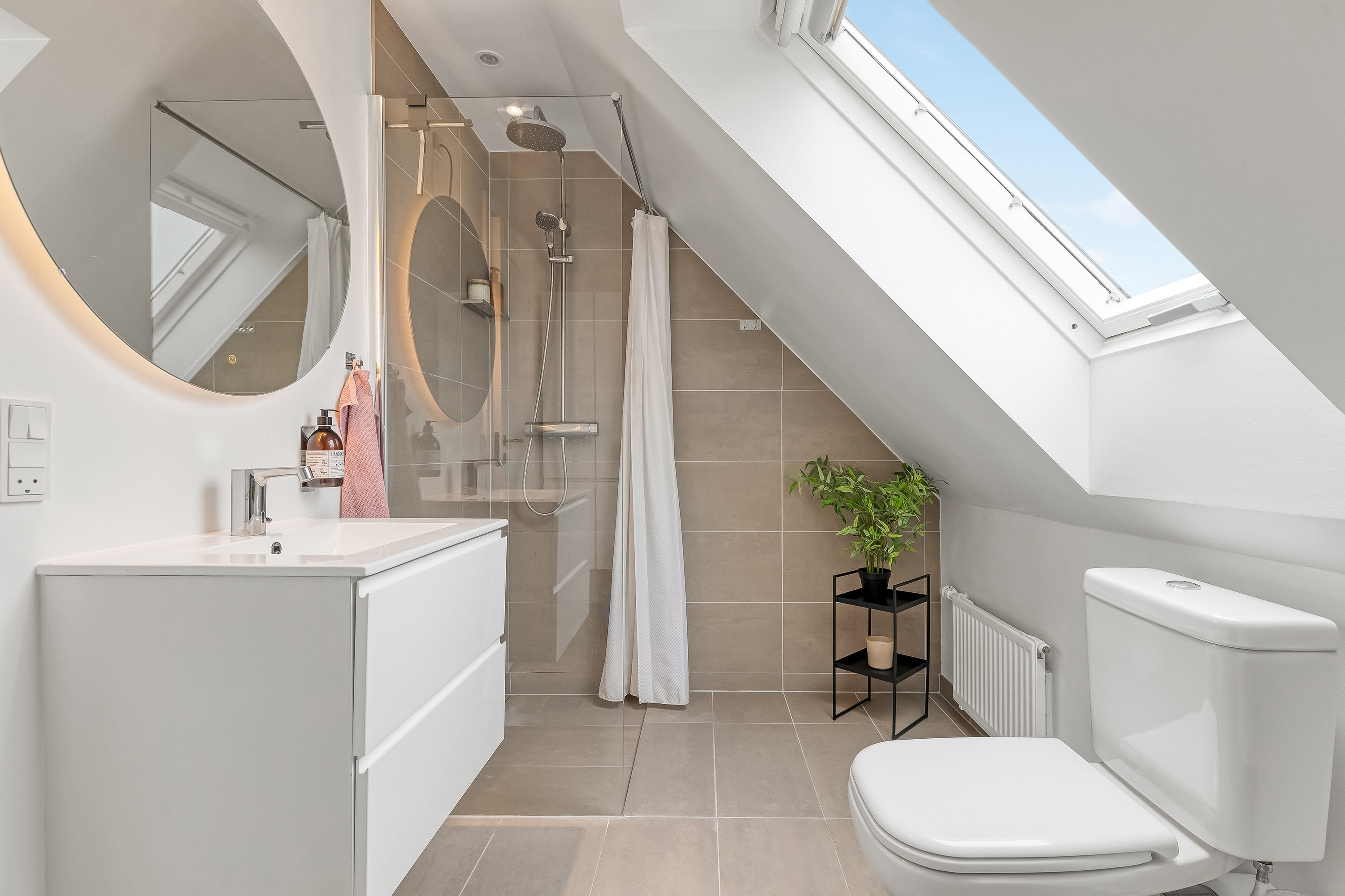 Fremhævet badeværelse billede i fuldskærmstilstand. Billede af Lindegårds Alle 6, 3550 Slangerup