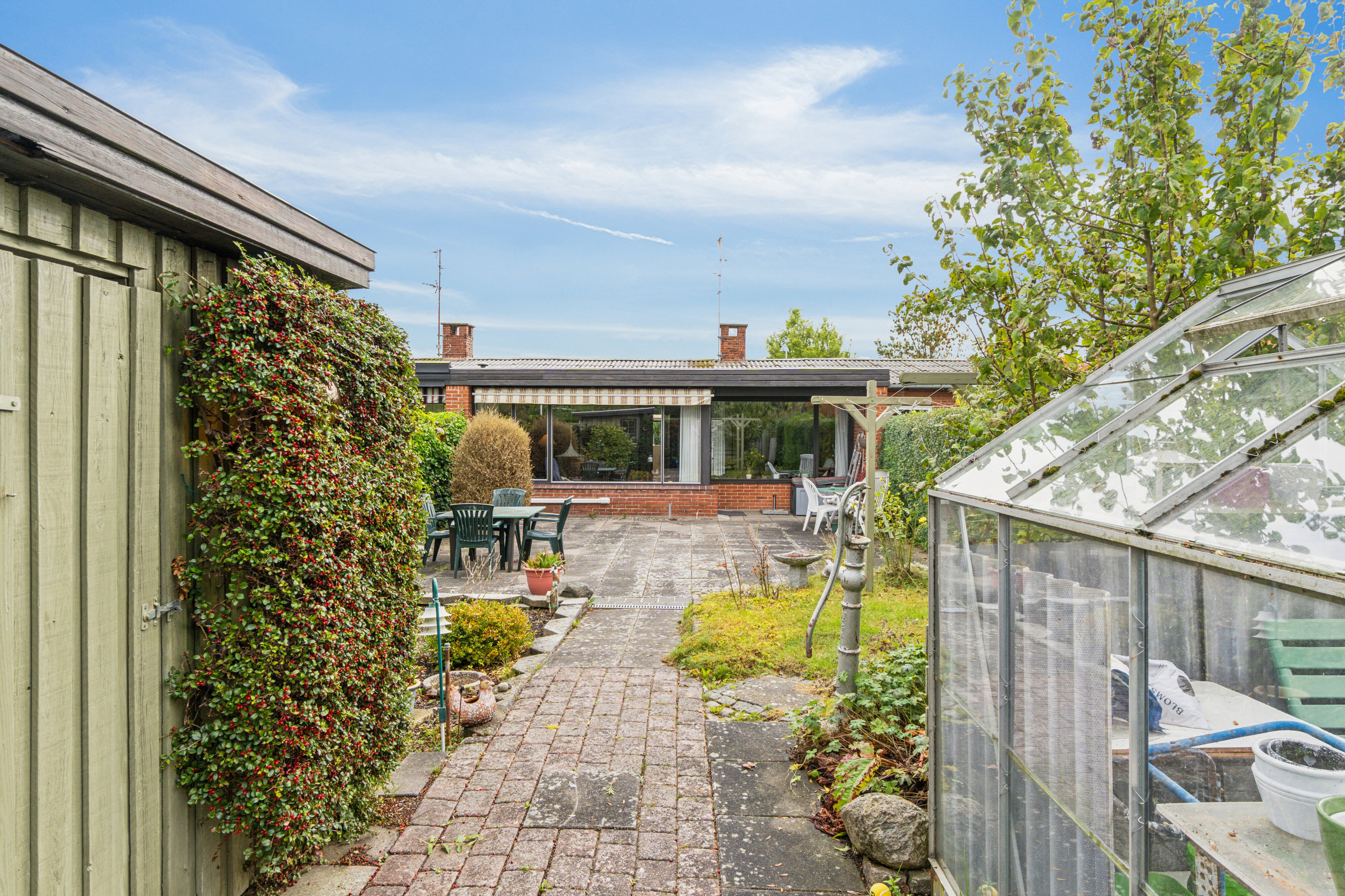 Fremhævet set fra haven billede i fuldskærmstilstand. Billede af Engstrupgårdsvej 7, 2650 Hvidovre