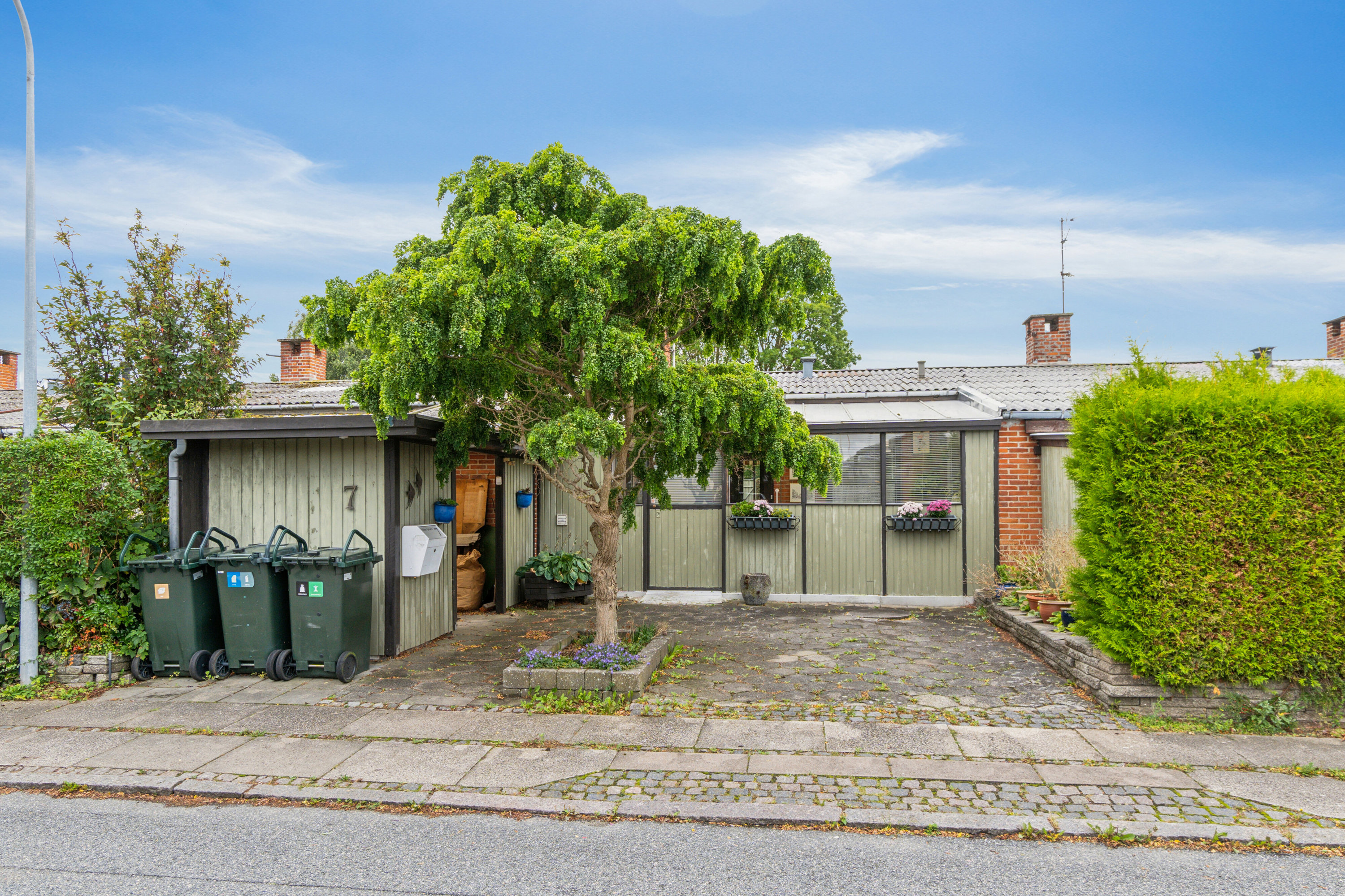 Fremhævet set fra vejen billede i fuldskærmstilstand. Billede af Engstrupgårdsvej 7, 2650 Hvidovre