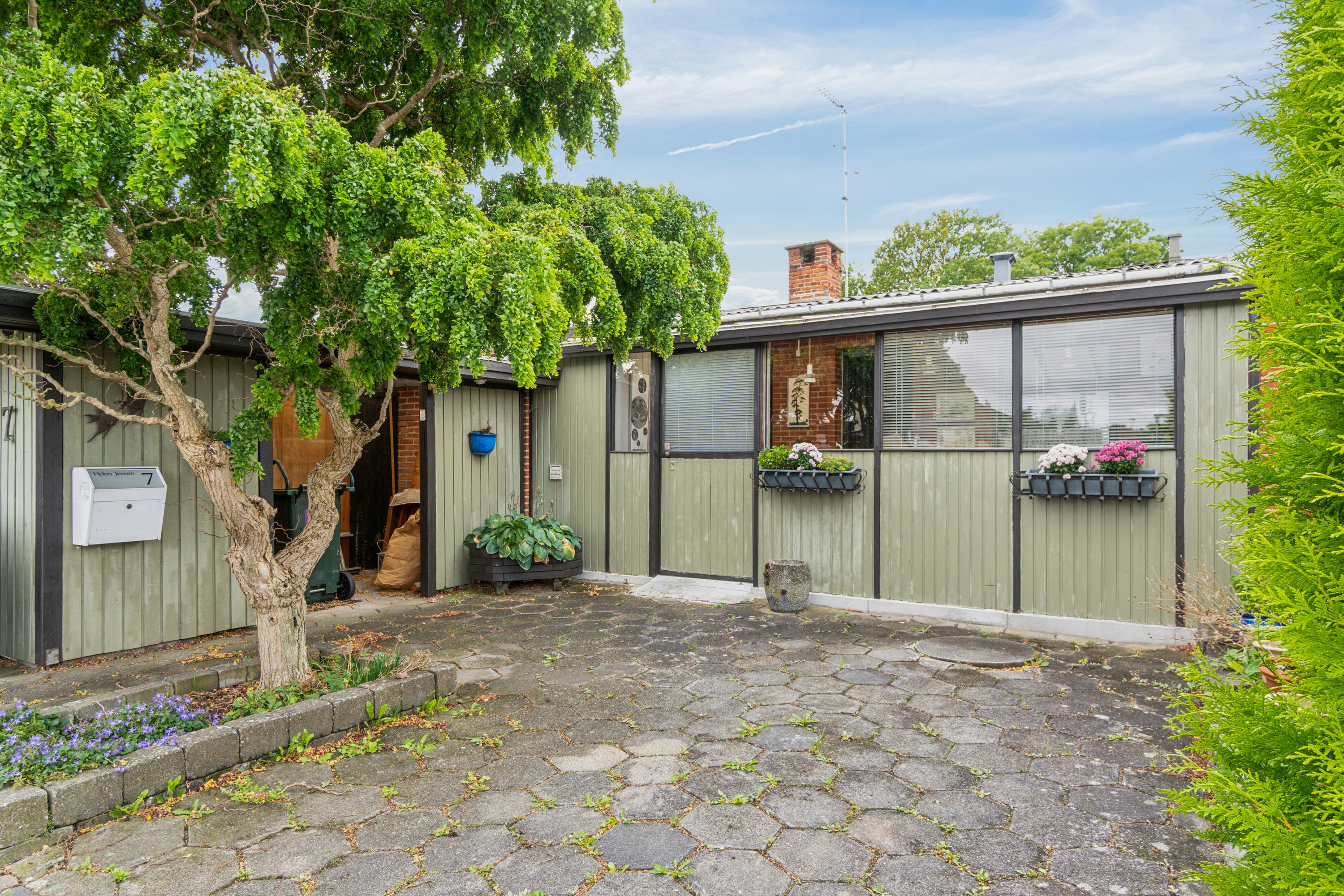 Fremhævet set fra vejen billede i fuldskærmstilstand. Billede af Engstrupgårdsvej 7, 2650 Hvidovre