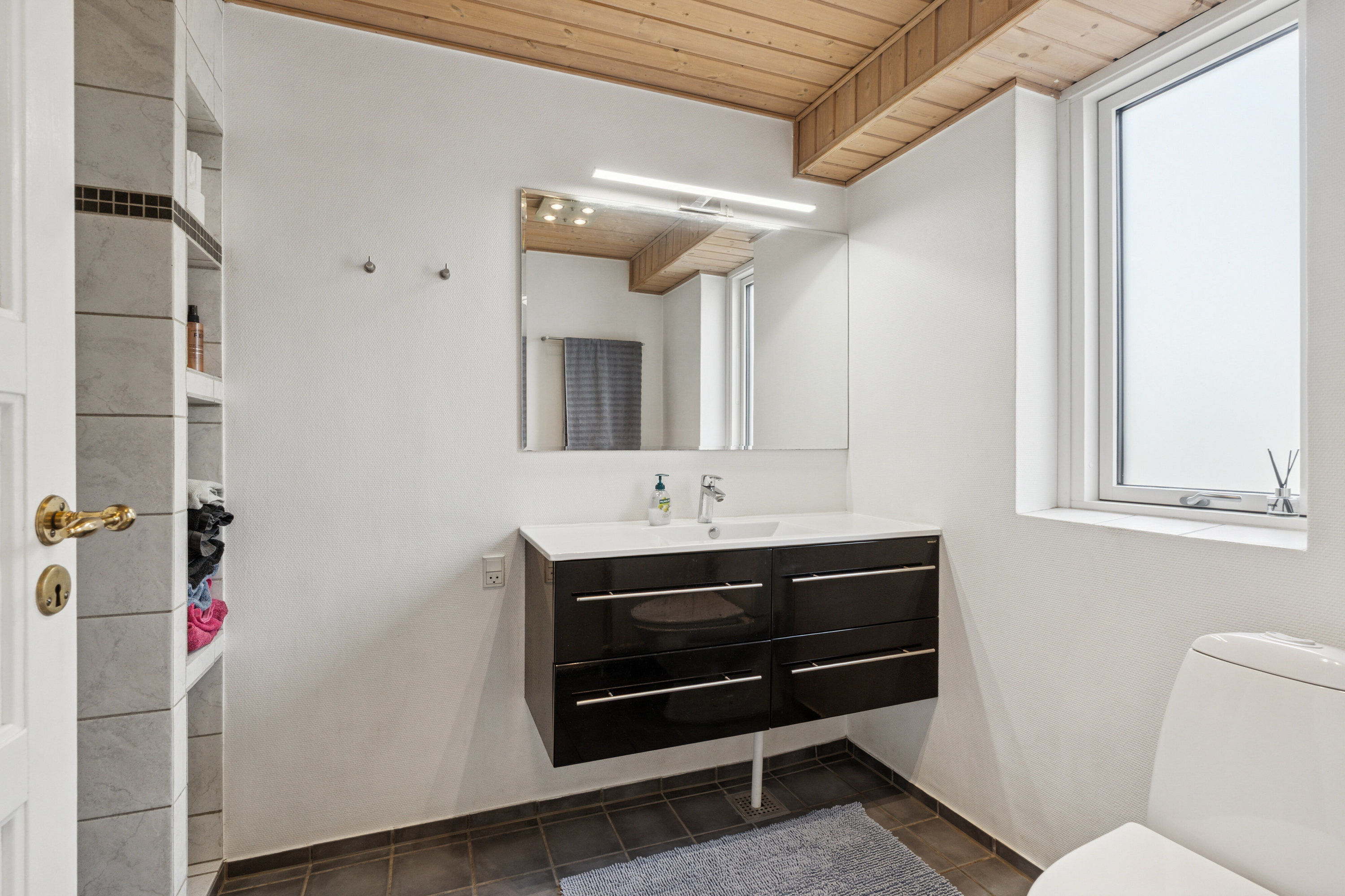 Fremhævet badeværelse billede i fuldskærmstilstand. Billede af Horsholmstræde 8, 2620 Albertslund