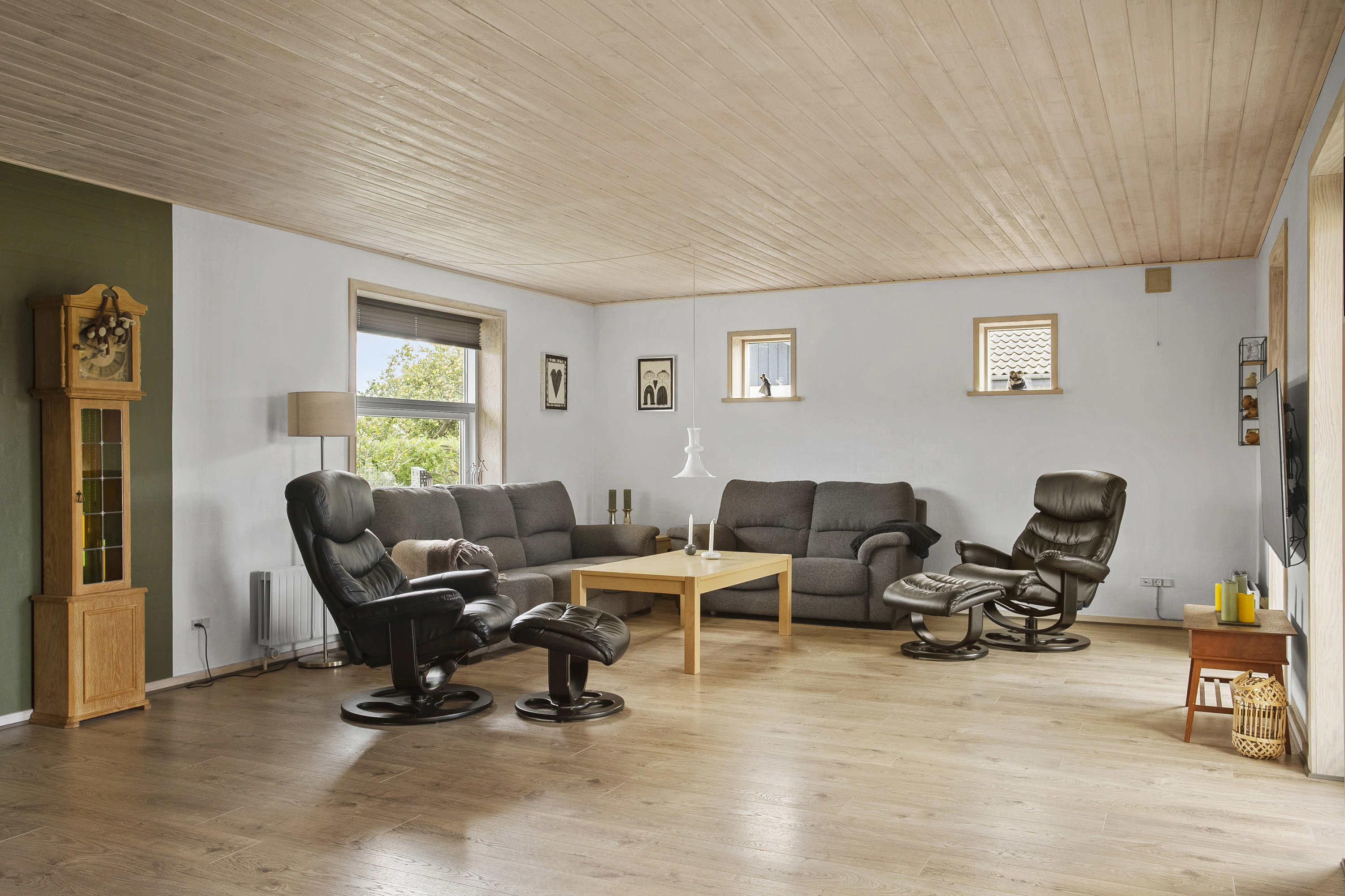 Fremhævet stue billede i fuldskærmstilstand. Billede af Kastanievej 15, 6600 Vejen